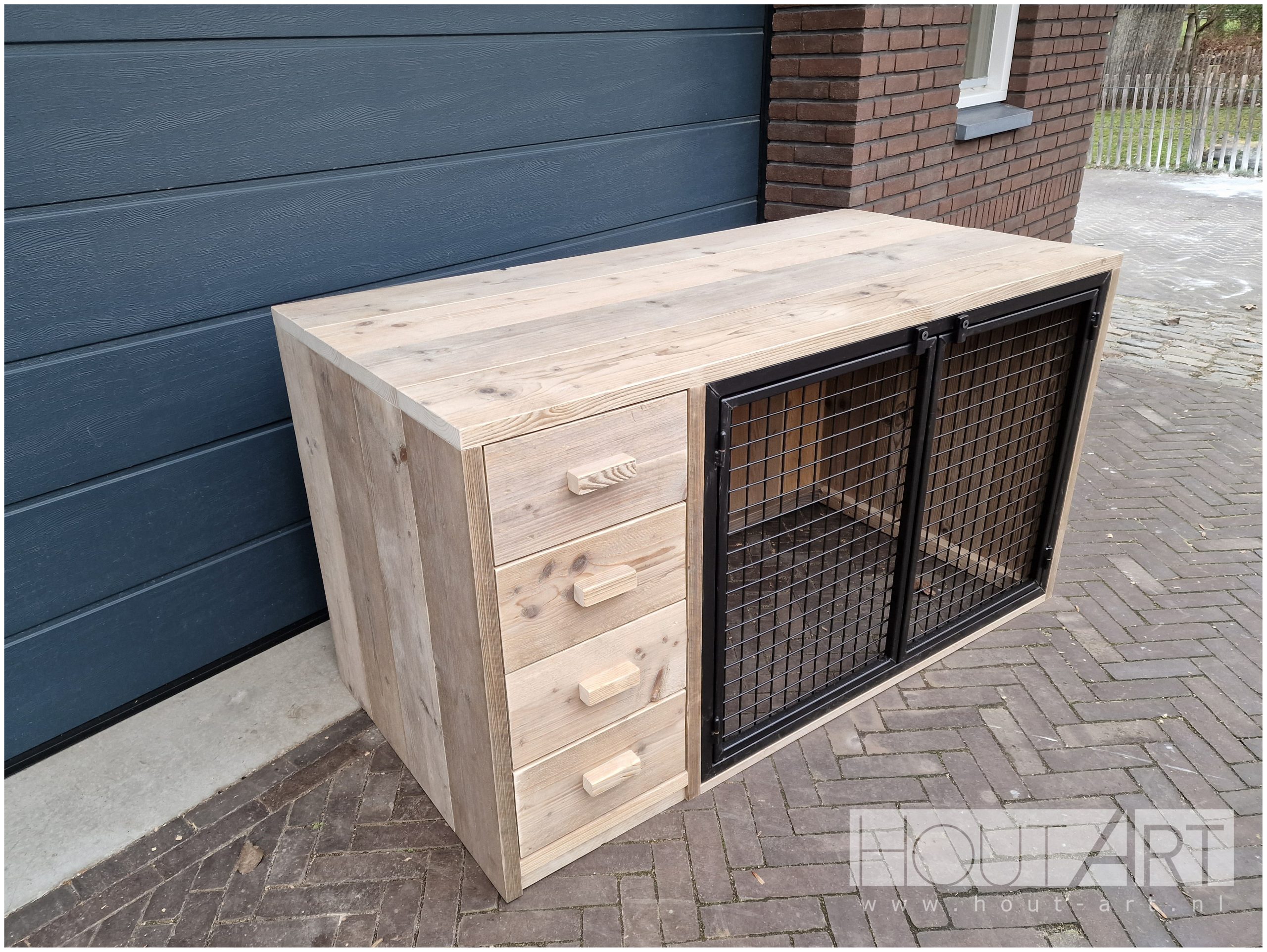 Dressoir bench steigerhout met stalen deur met lades van Hout-Art. staal, zwart, gepoedercoat, gaas, mesh, houtart, benchkast.
