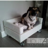 Hondenmand rollo steigerhout op wielen. Strak of plof kussen, bijpassende eet/drink set. hout-art, oud hout, jack russel