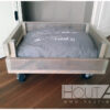 Hondenmand rollo steigerhout op wielen. Strak of plof kussen, bijpassende eet/drink set. hout-art, oud hout, jack russel