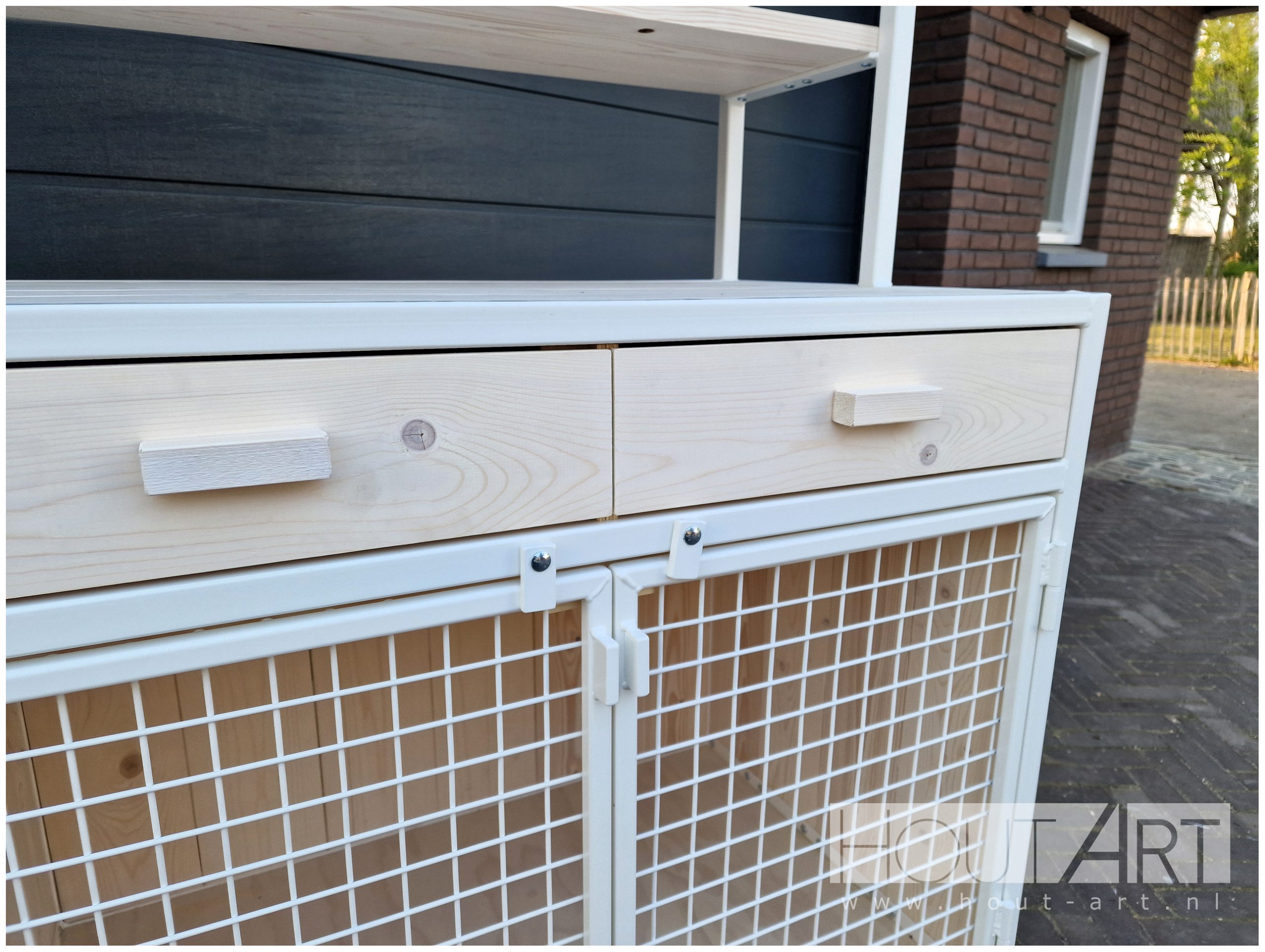 Hoge kast stalen frame bench xl met legplanken, lade van steigerhout van Hout-Art. huisdier, benchkast, gaasdeur, benches, houtart.