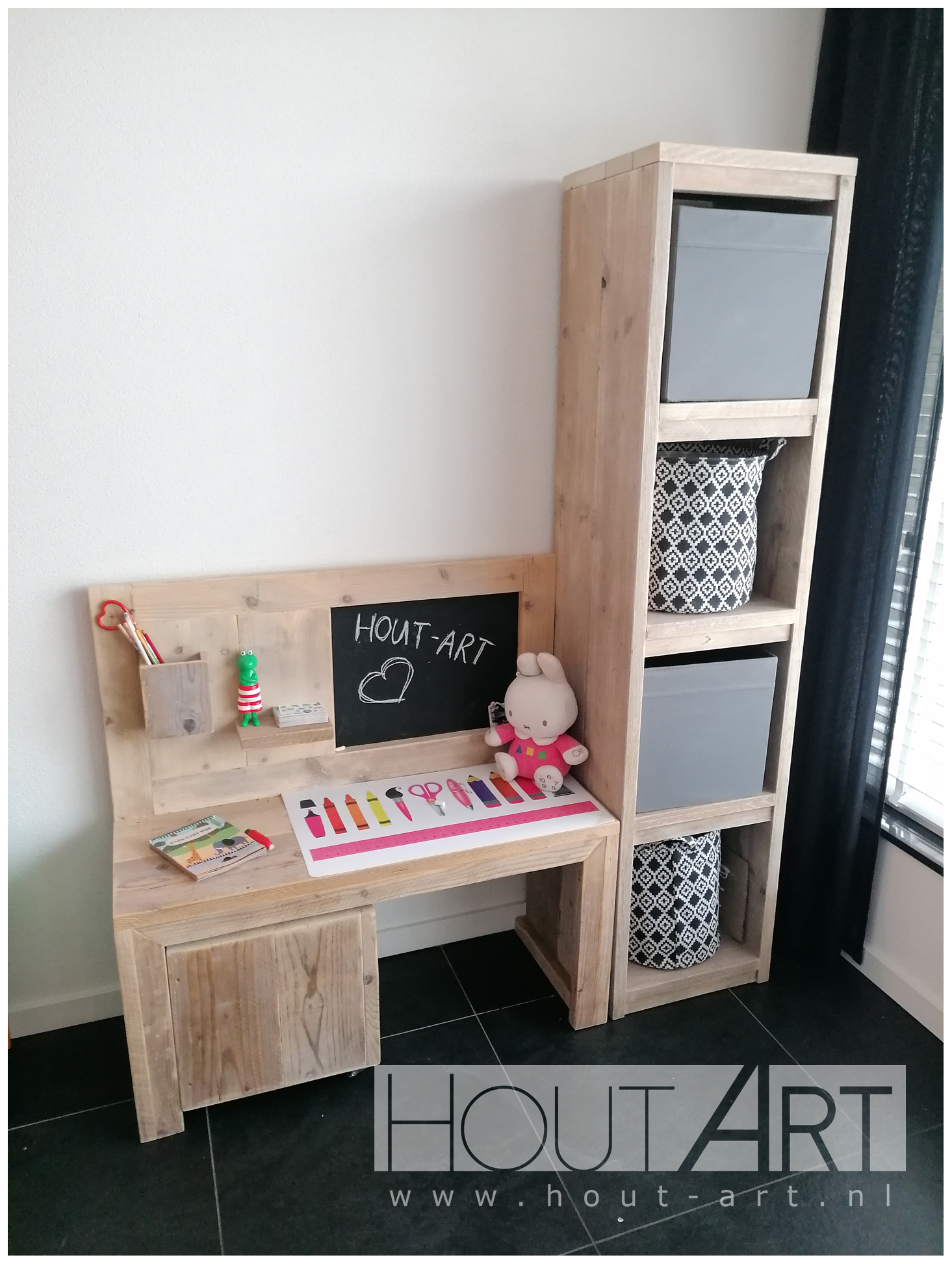 Kinderbureau speeltafel met krijtbord steigerhout van Hout-Art. spelen, kinderen, keuken, steigerhouten, meubel, houtart.