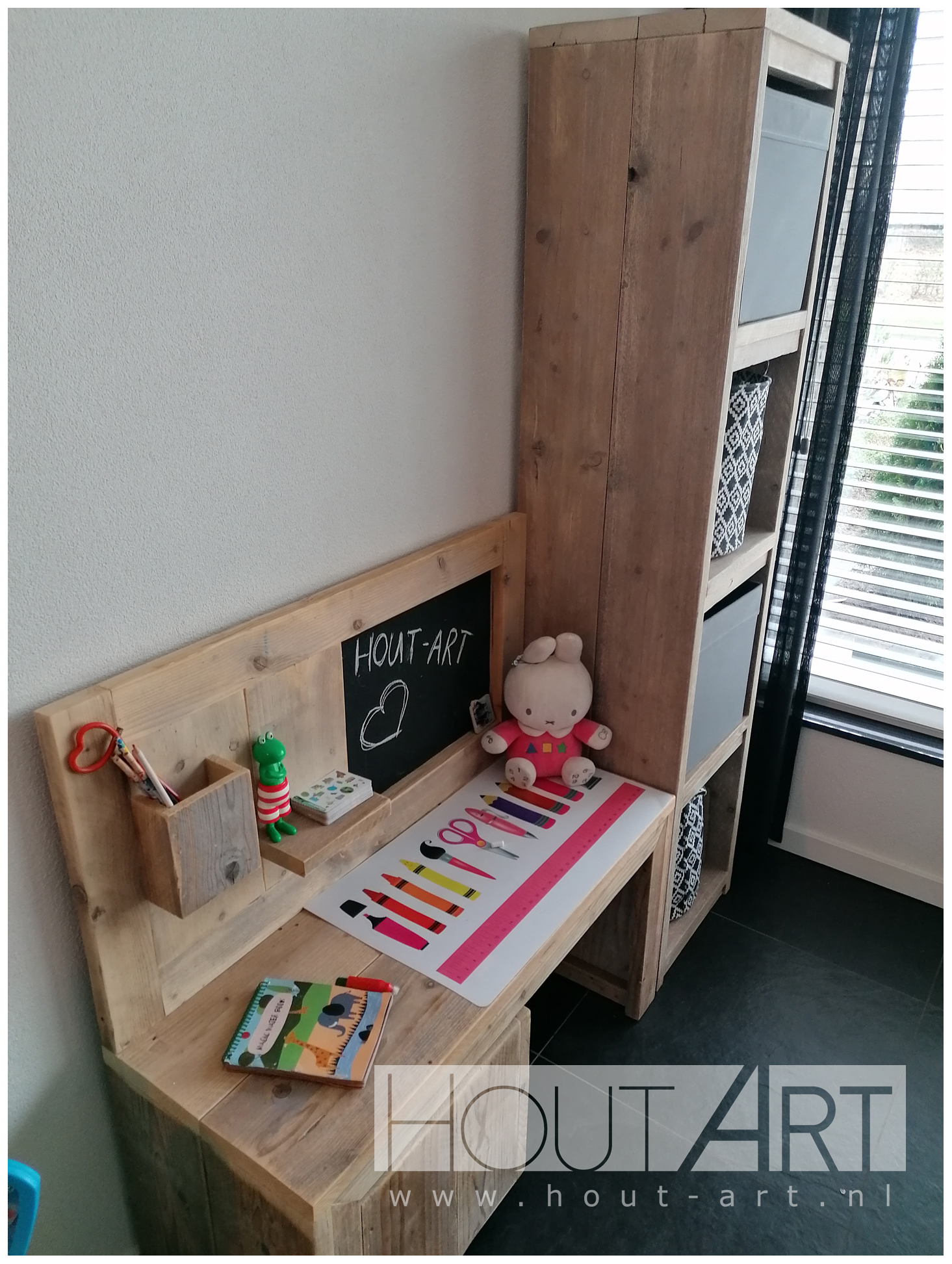 Kinderbureau speeltafel met krijtbord steigerhout van Hout-Art. spelen, kinderen, keuken, steigerhouten, meubel, houtart.