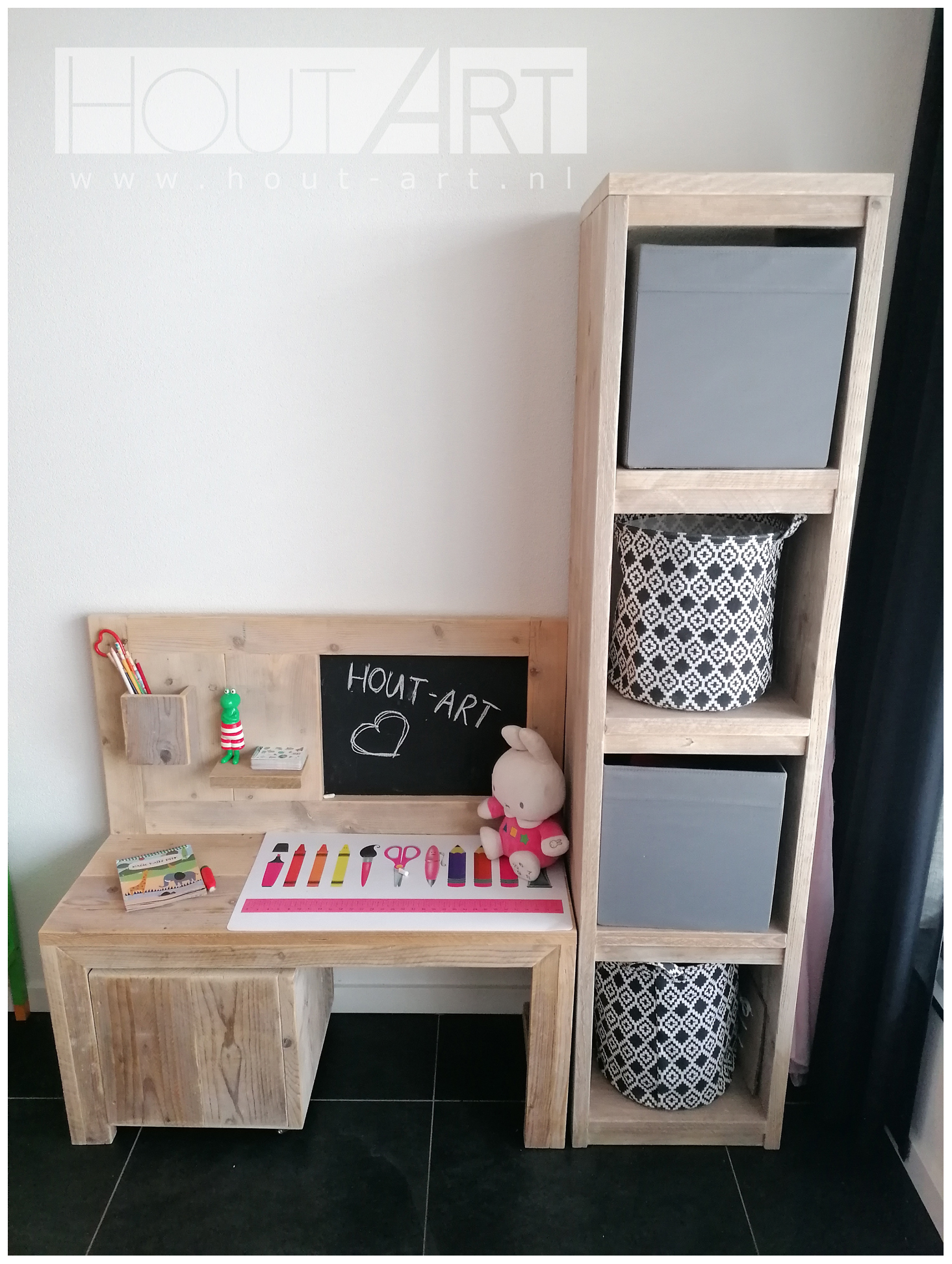 Kinderbureau speeltafel met krijtbord steigerhout van Hout-Art. spelen, kinderen, keuken, steigerhouten, meubel, houtart.