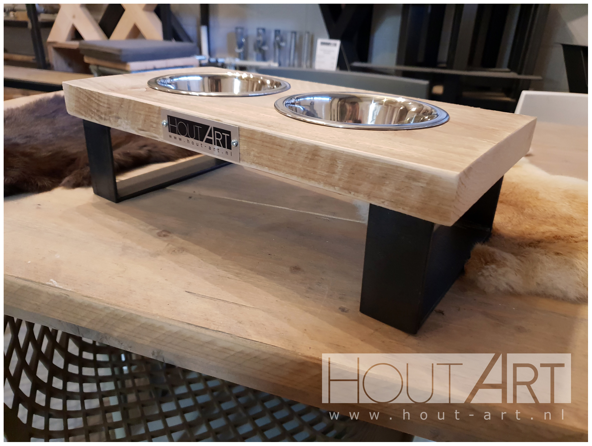 Eet drinkset indus staal met steigerhout van Hout-Art. verzinkt, stalen frames, drinkset, voerbak, rvs bakje, houtart, gebruikt hout, steigerhouten, voerbakken, houtart.