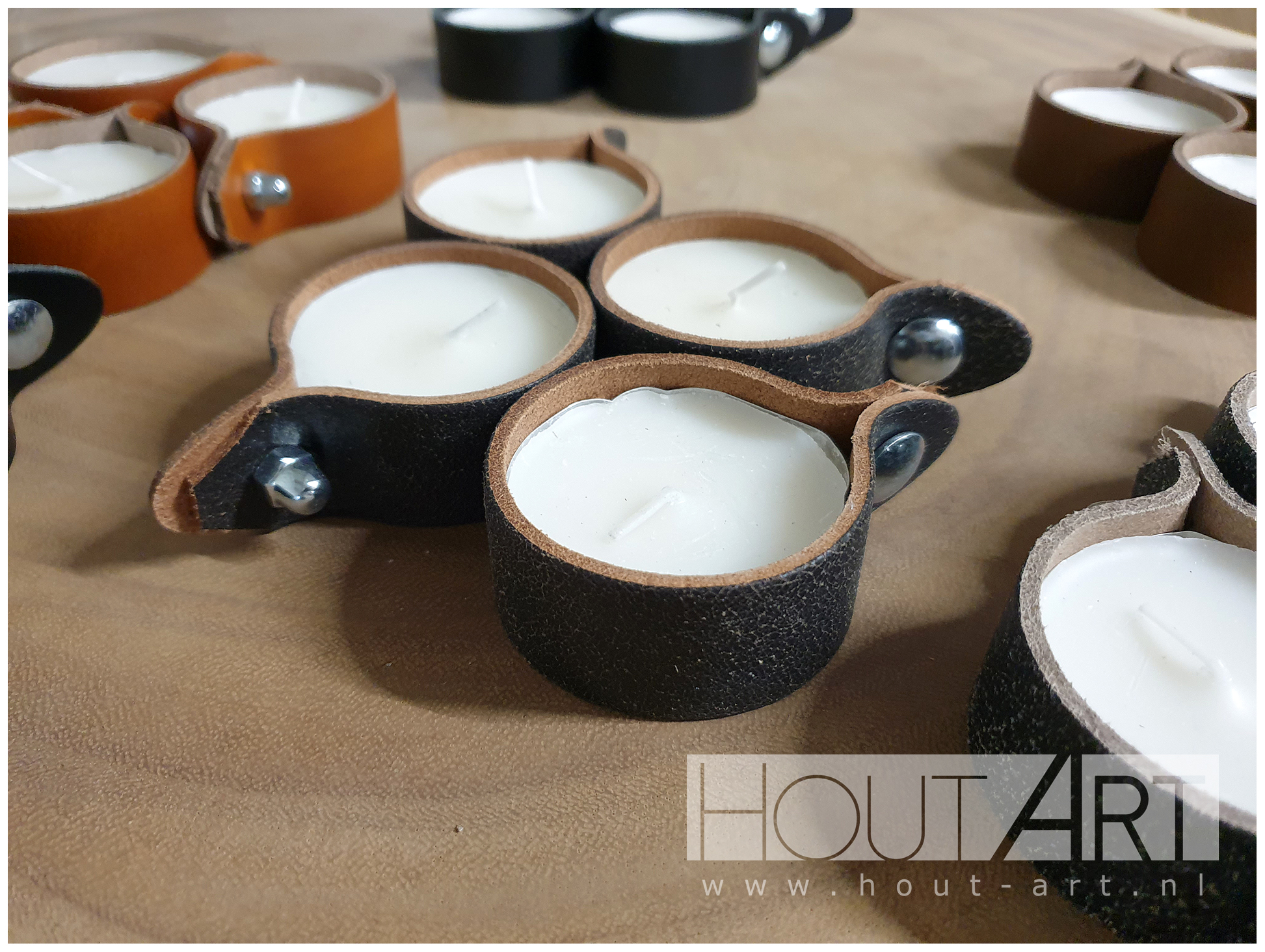 Kaarsenring leer met kaars bruin gevlamd van Hout-Art.