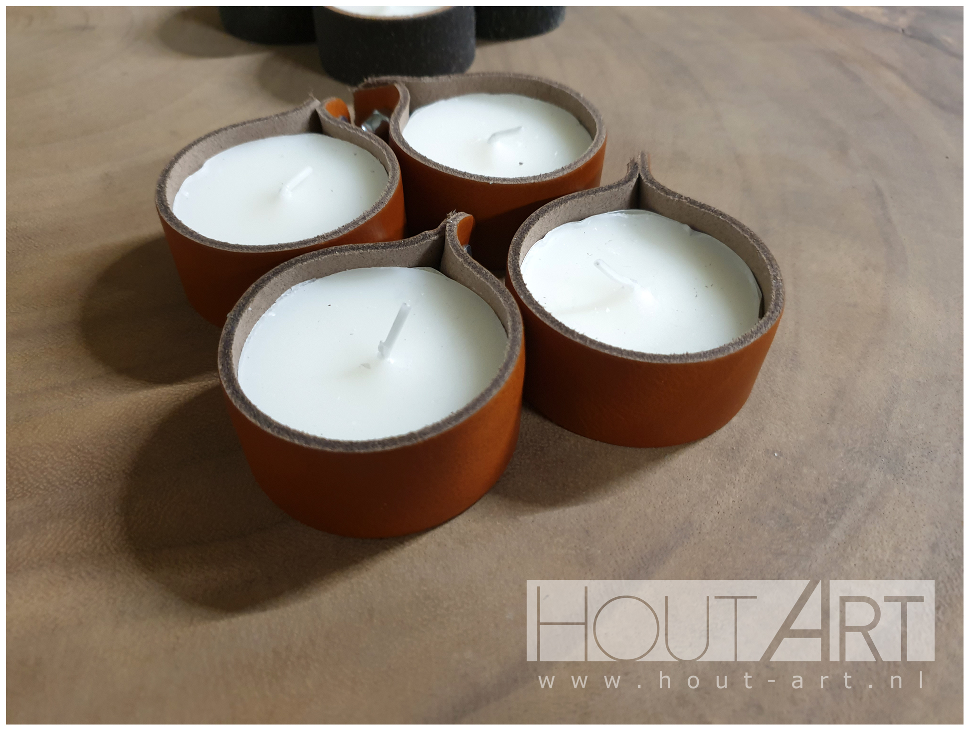 Kaarsenring leer met kaars cognac van Hout-Art.
