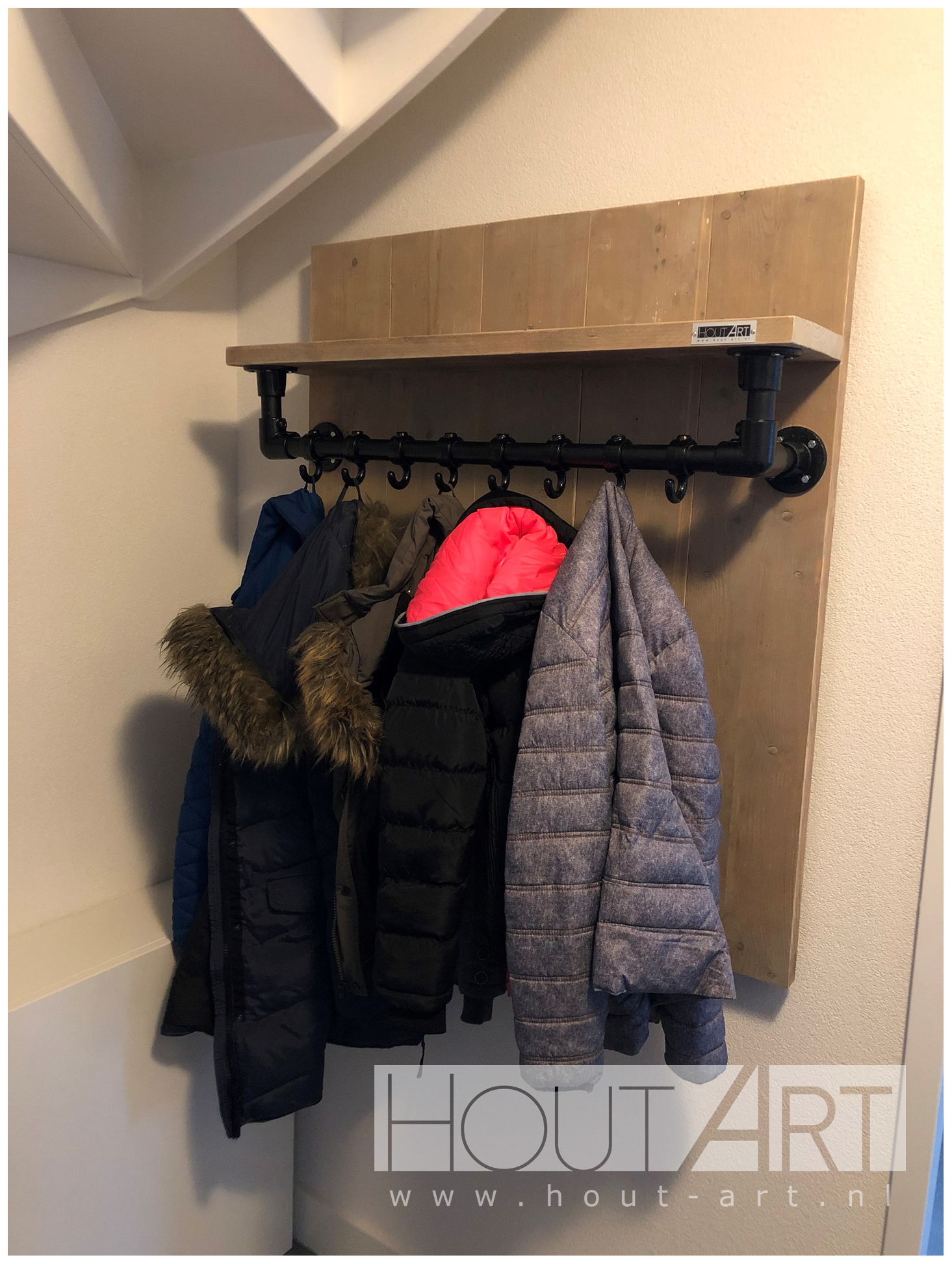 Kapstok medium zwarte steigerbuis met steigerhout achterwand van Hout-Art. steigerbuizen, zwart, gepoedercoat, modern, industrieel, haakjes, houtart.