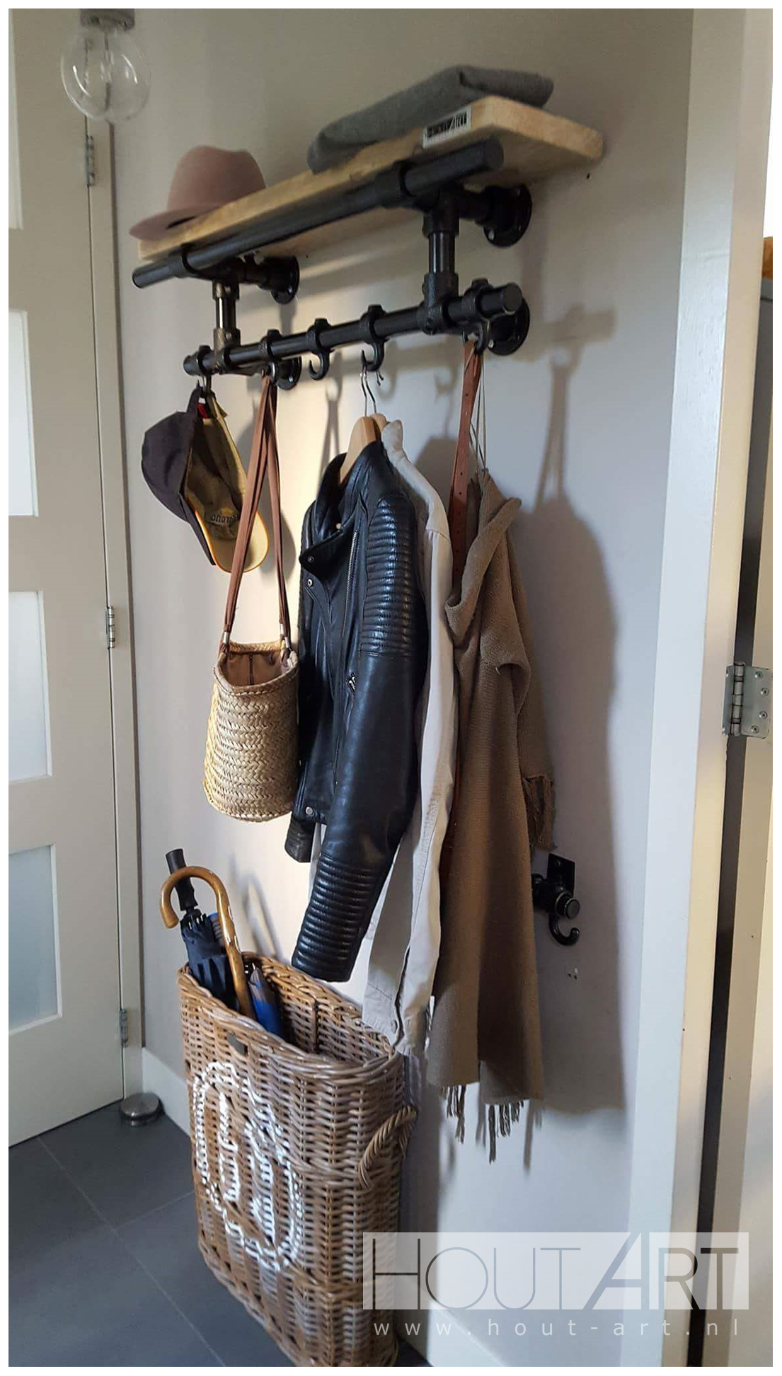 Kapstok modern zwarte steigerbuis met steigerhout van Hout-Art. steigerbuizen, zwart, gepoedercoat, modern, industrieel, haakjes, houtart.