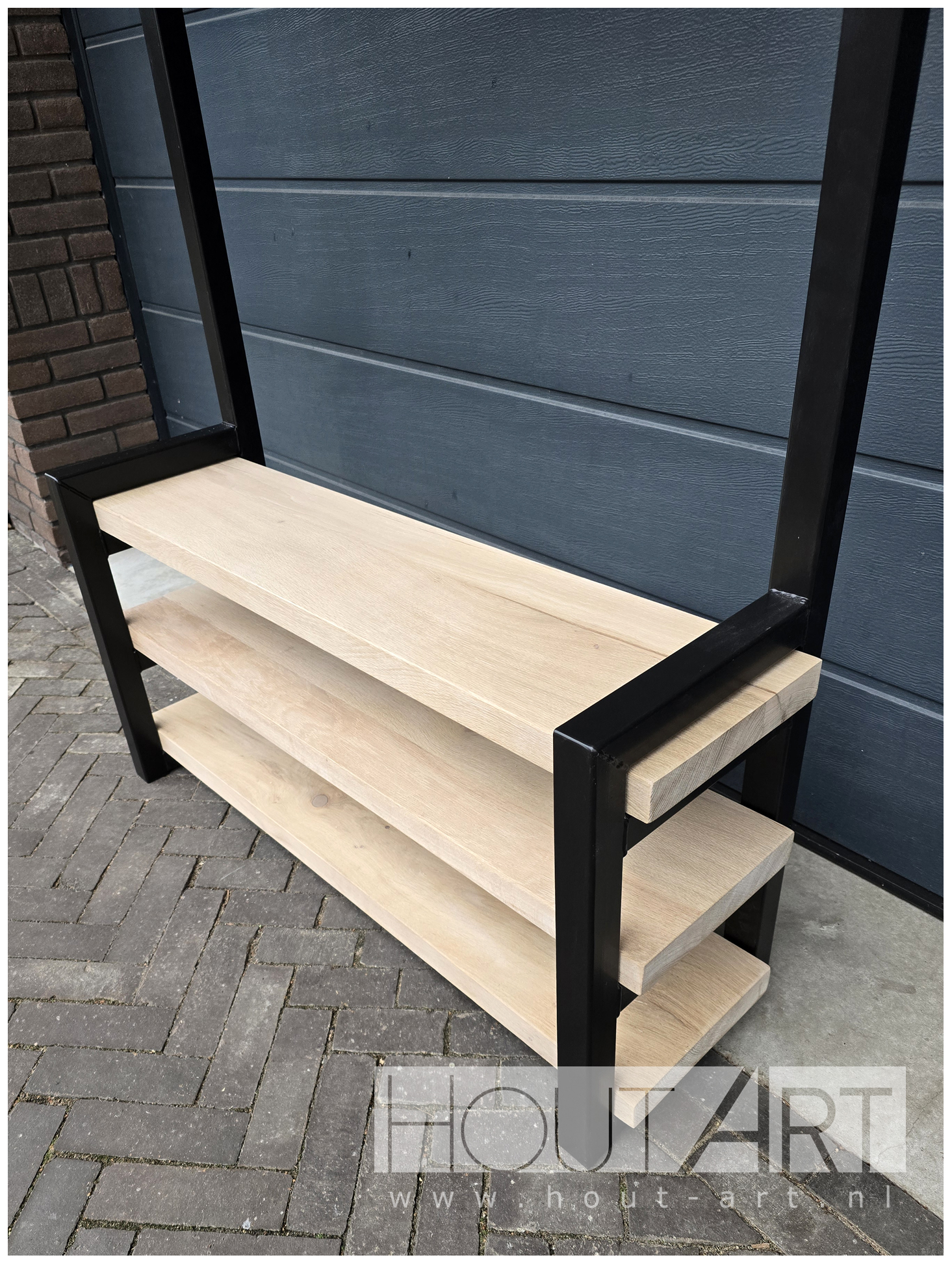 Kapstok staand stalen frame met oud eiken spoorbiels of nieuw eikenhout met bankje, schoenenplanken, haakjes en bovenblad van Hout-Art.