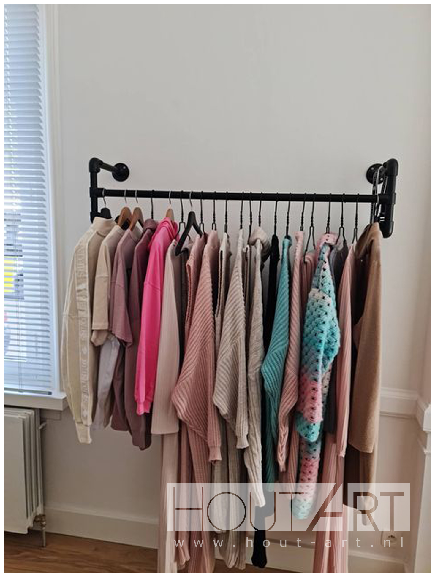 Kapstok zwarte steigerbuis frame voor hangers van Hout-Art. steigerbuizen, zwart, gepoedercoat, modern, industrieel, haakjes, houtart.