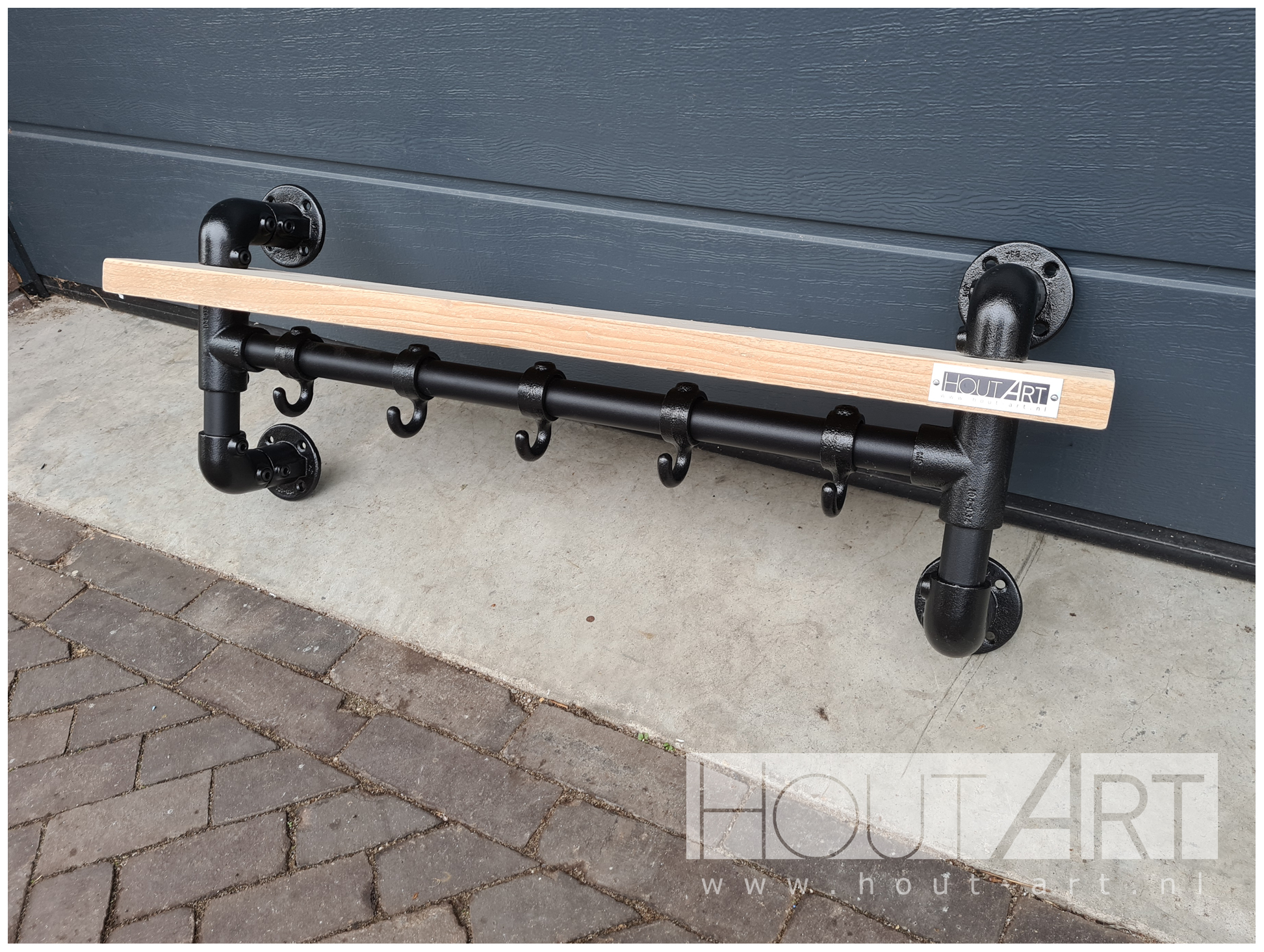 Kapstok zwarte steigerbuis frame met steigerhout van Hout-Art. steigerbuizen, zwart, gepoedercoat, modern, industrieel, haakjes, houtart.