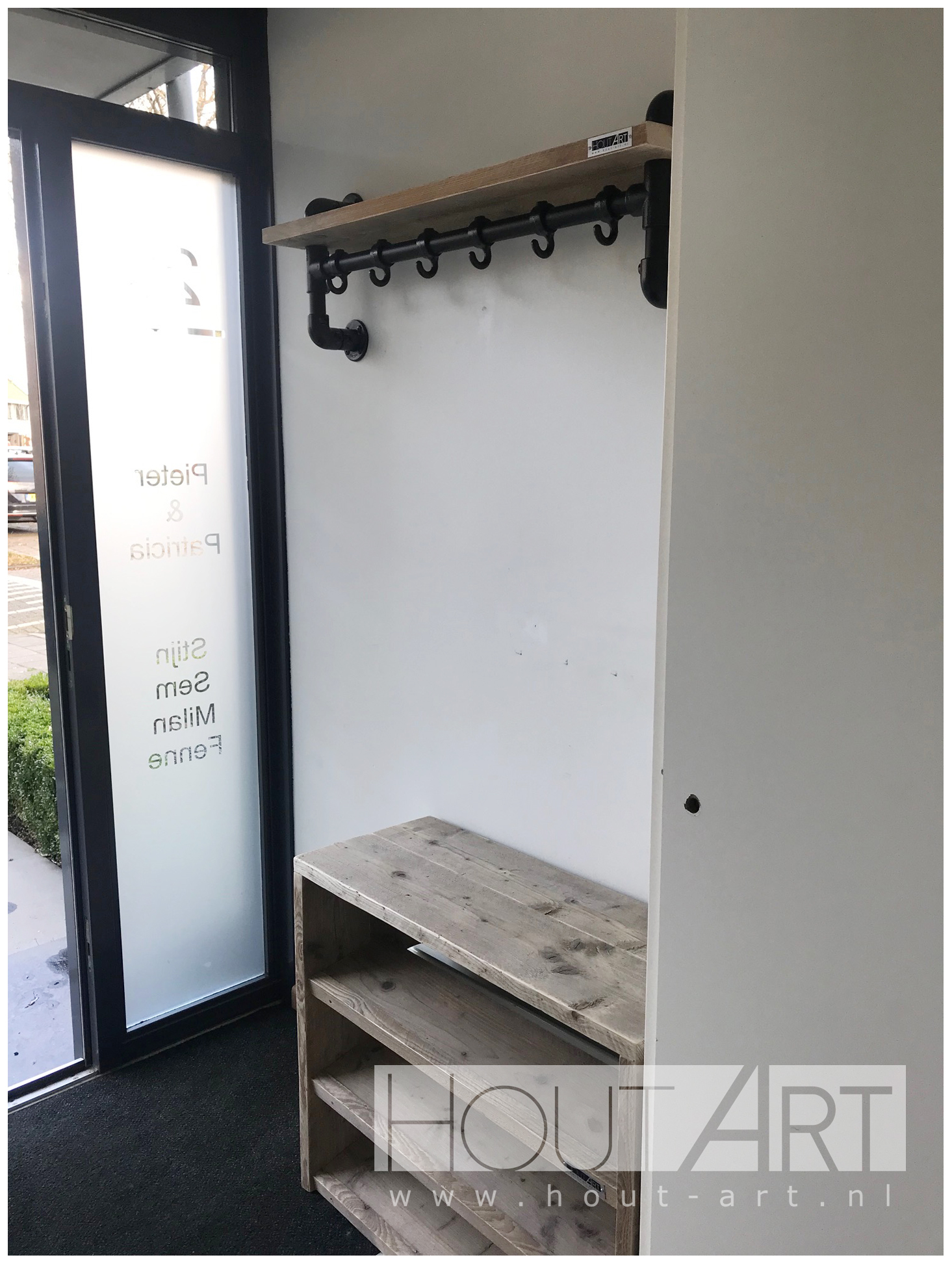 Kapstok zwarte steigerbuis frame met steigerhout van Hout-Art. steigerbuizen, zwart, gepoedercoat, modern, industrieel, haakjes, houtart.