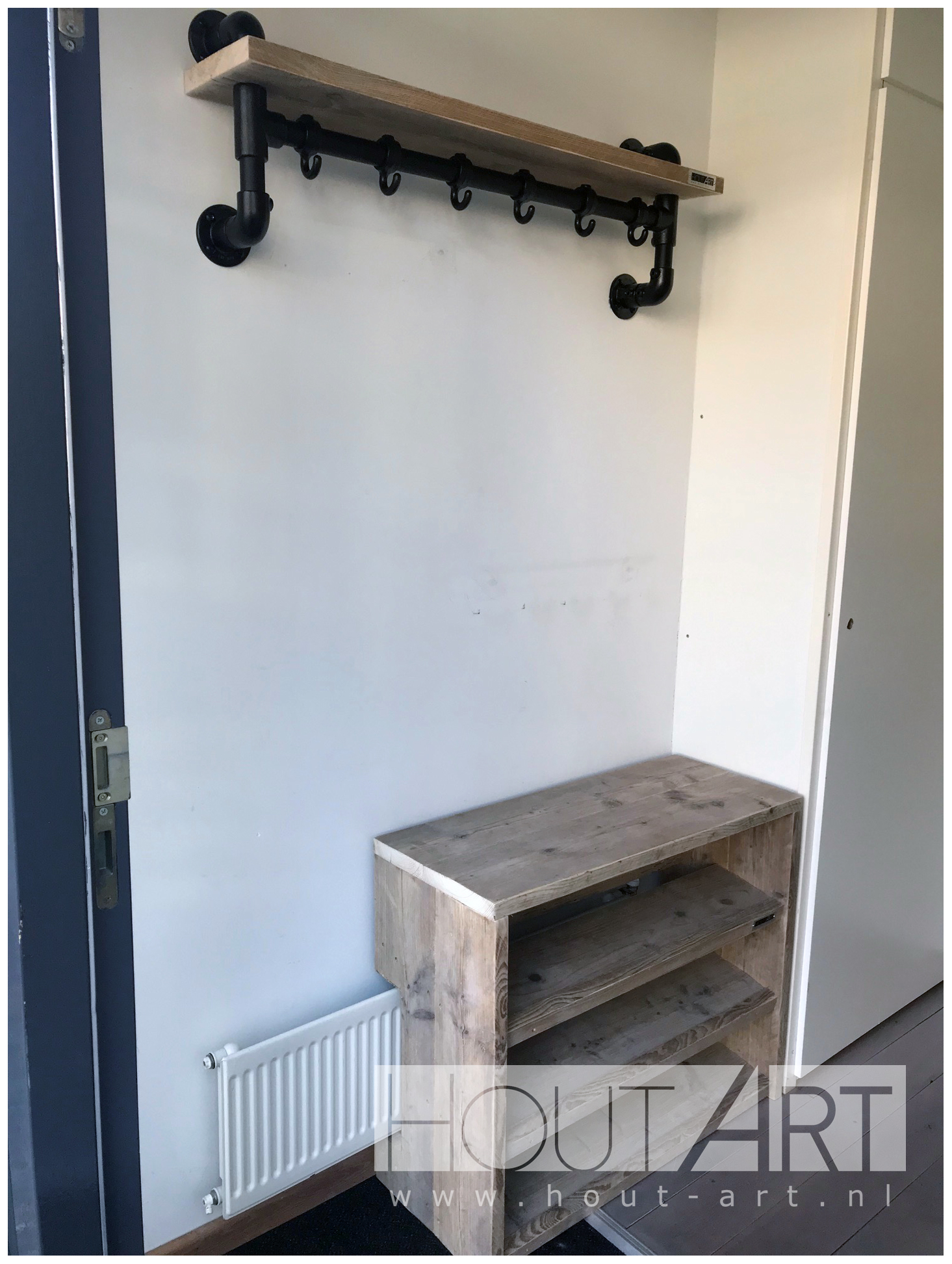 Kapstok zwarte steigerbuis frame met steigerhout van Hout-Art. steigerbuizen, zwart, gepoedercoat, modern, industrieel, haakjes, houtart.