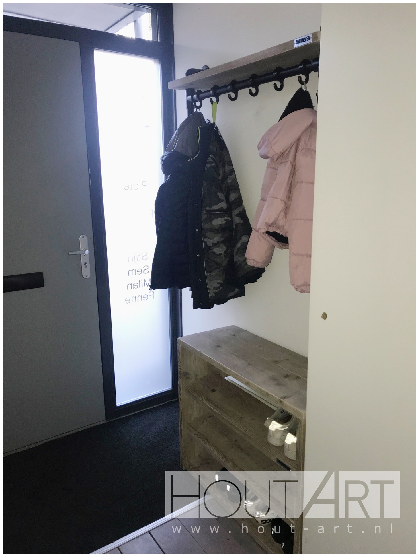 Kapstok zwarte steigerbuis frame met steigerhout van Hout-Art. steigerbuizen, zwart, gepoedercoat, modern, industrieel, haakjes, houtart.