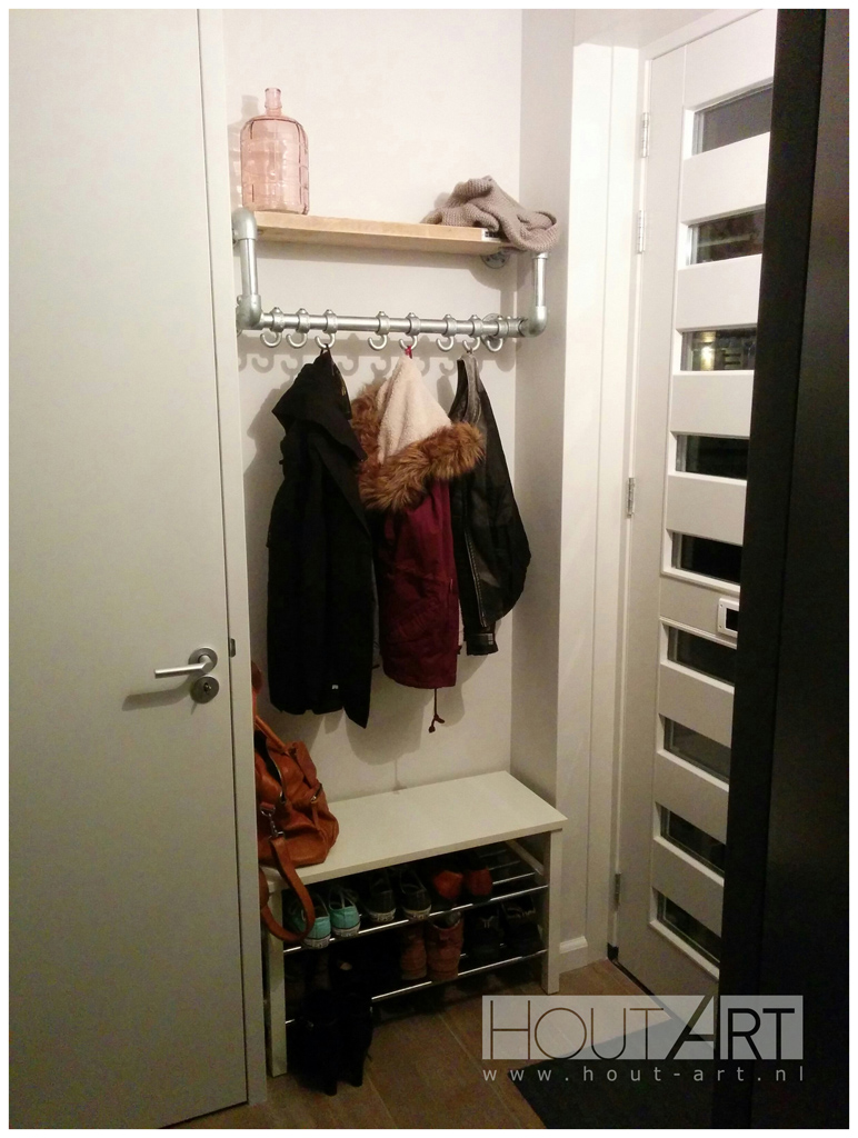 Kapstok luxe verzinkte steigerbuis met steigerhout van Hout-Art. steigerbuizen, zwart, gepoedercoat, modern, industrieel, haakjes, houtart.