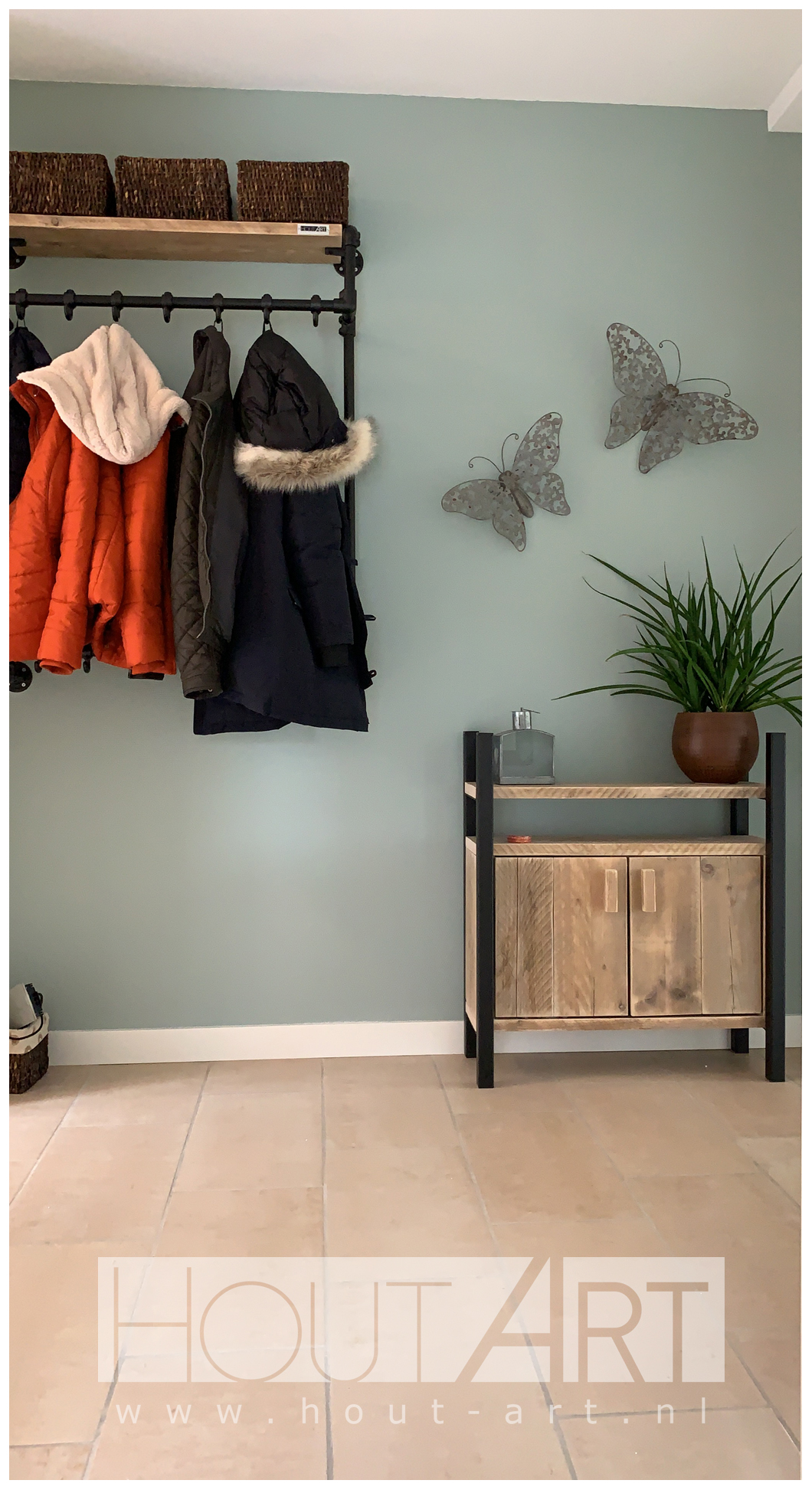 Kapstok luxe zwarte steigerbuis met kinderkapstok steigerhout van Hout-Art. steigerbuizen, zwart, gepoedercoat, modern, industrieel, haakjes, houtart.