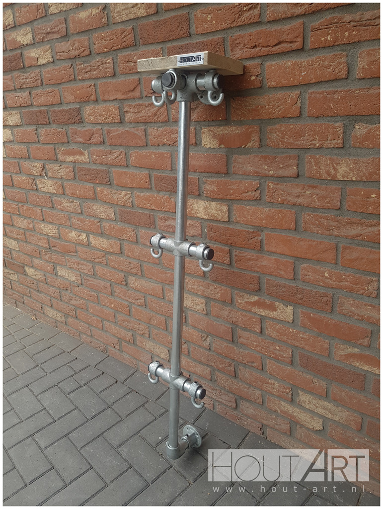 Kapstok staand verticaal verzinkte steigerbuis met steigerhout van Hout-Art. zwart, steigerbuizen, modern, industrieel, houtart.