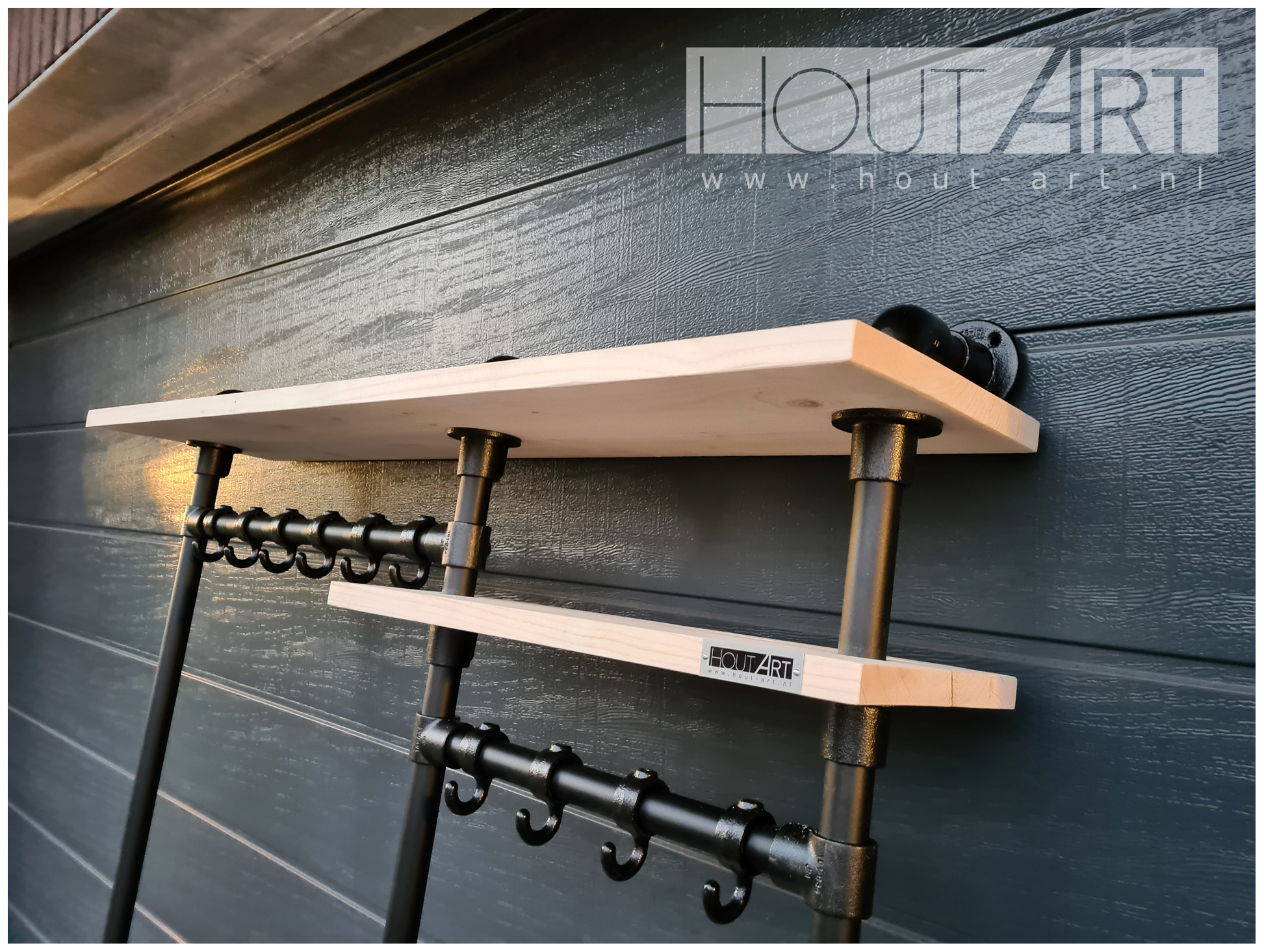 Kapstok staand zwarte steigerbuis met steigerhout schoenenplank en legplank van Hout-Art. Industrieel, steigerbuizen, zwart, gepoedercoat, modern, haakjes, houtart.