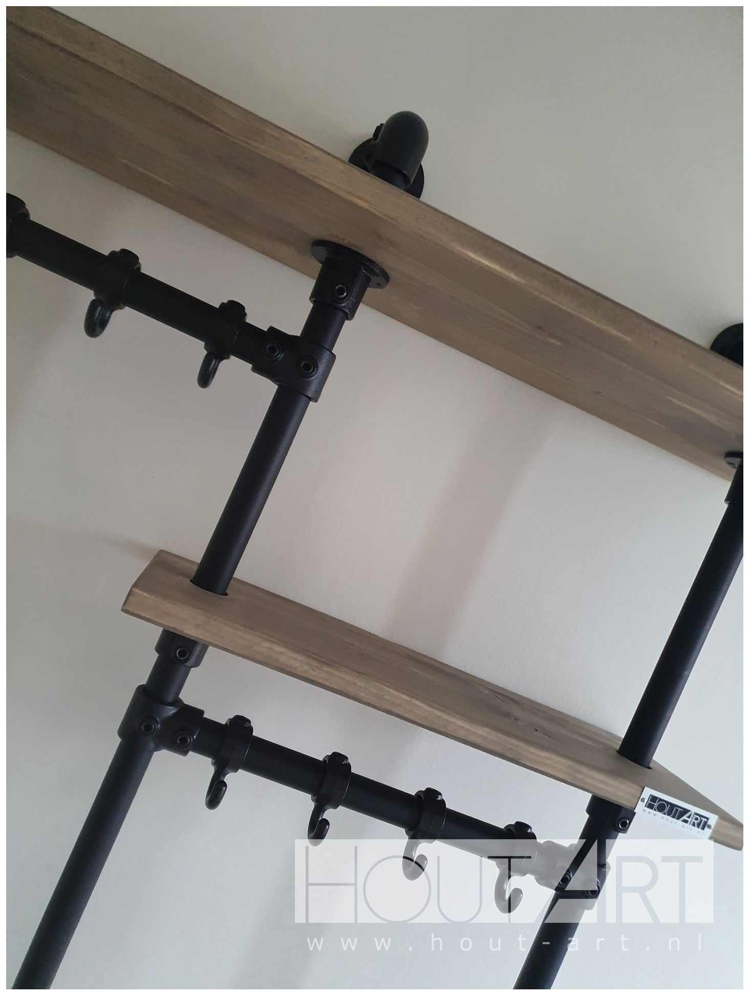 Kapstok staand zwarte steigerbuis met steigerhout schoenenplank en legplank van Hout-Art. Industrieel, steigerbuizen, zwart, gepoedercoat, modern, haakjes, houtart.