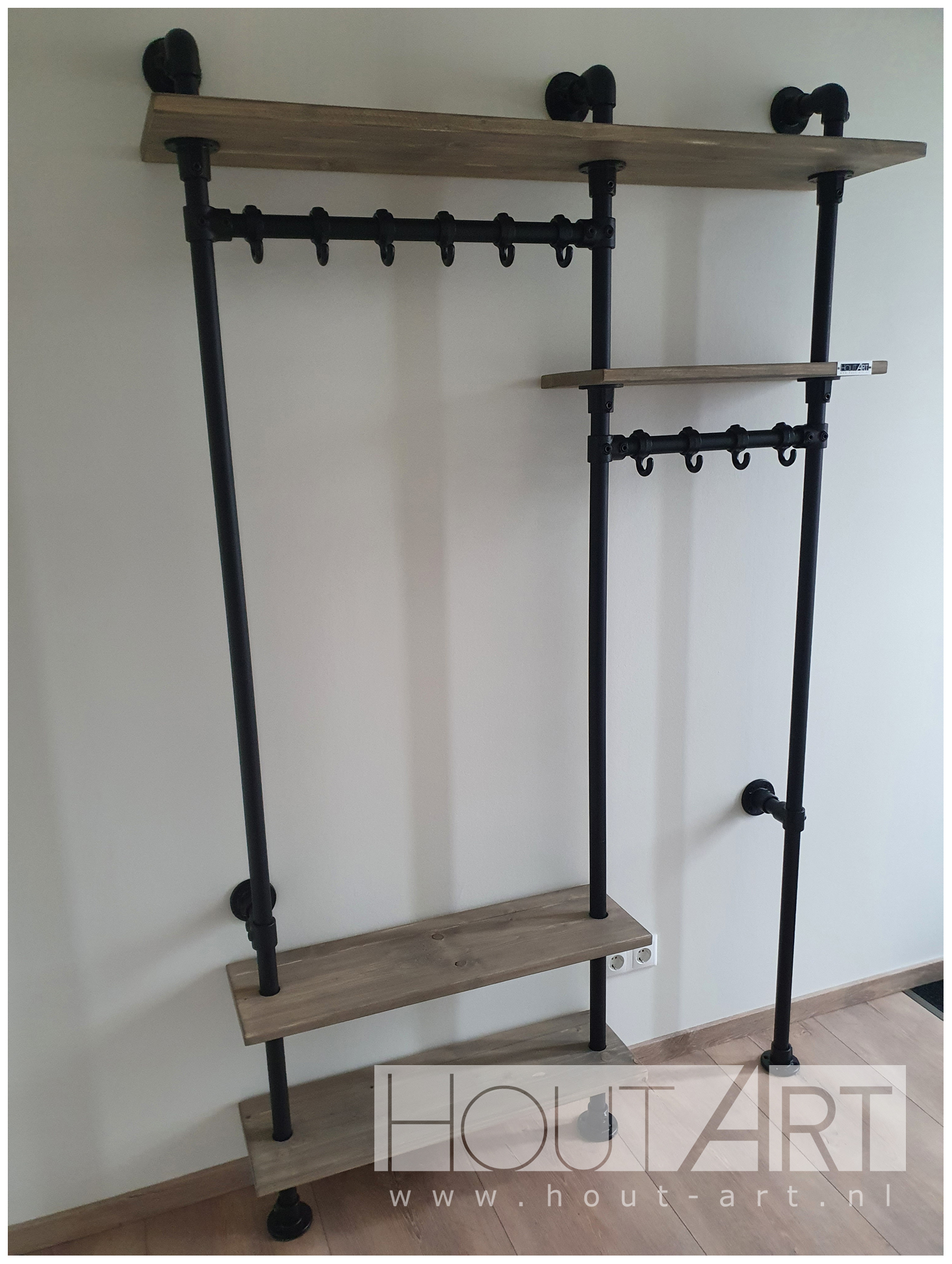 Kapstok staand zwarte steigerbuis met steigerhout schoenenplank en legplank van Hout-Art. Industrieel, steigerbuizen, zwart, gepoedercoat, modern, haakjes, houtart.