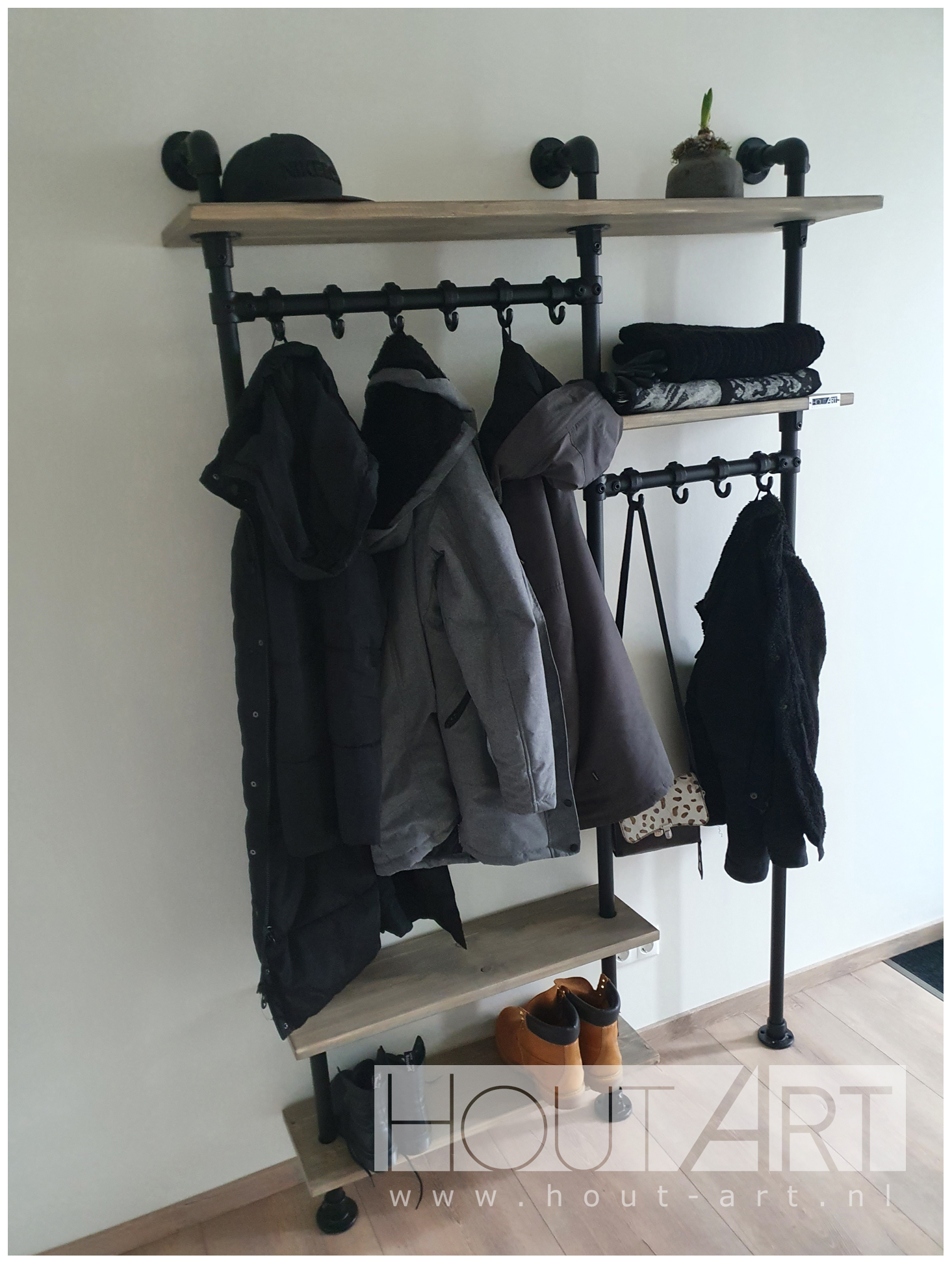 Kapstok staand zwarte steigerbuis met steigerhout schoenenplank en legplank van Hout-Art. Industrieel, steigerbuizen, zwart, gepoedercoat, modern, haakjes, houtart.