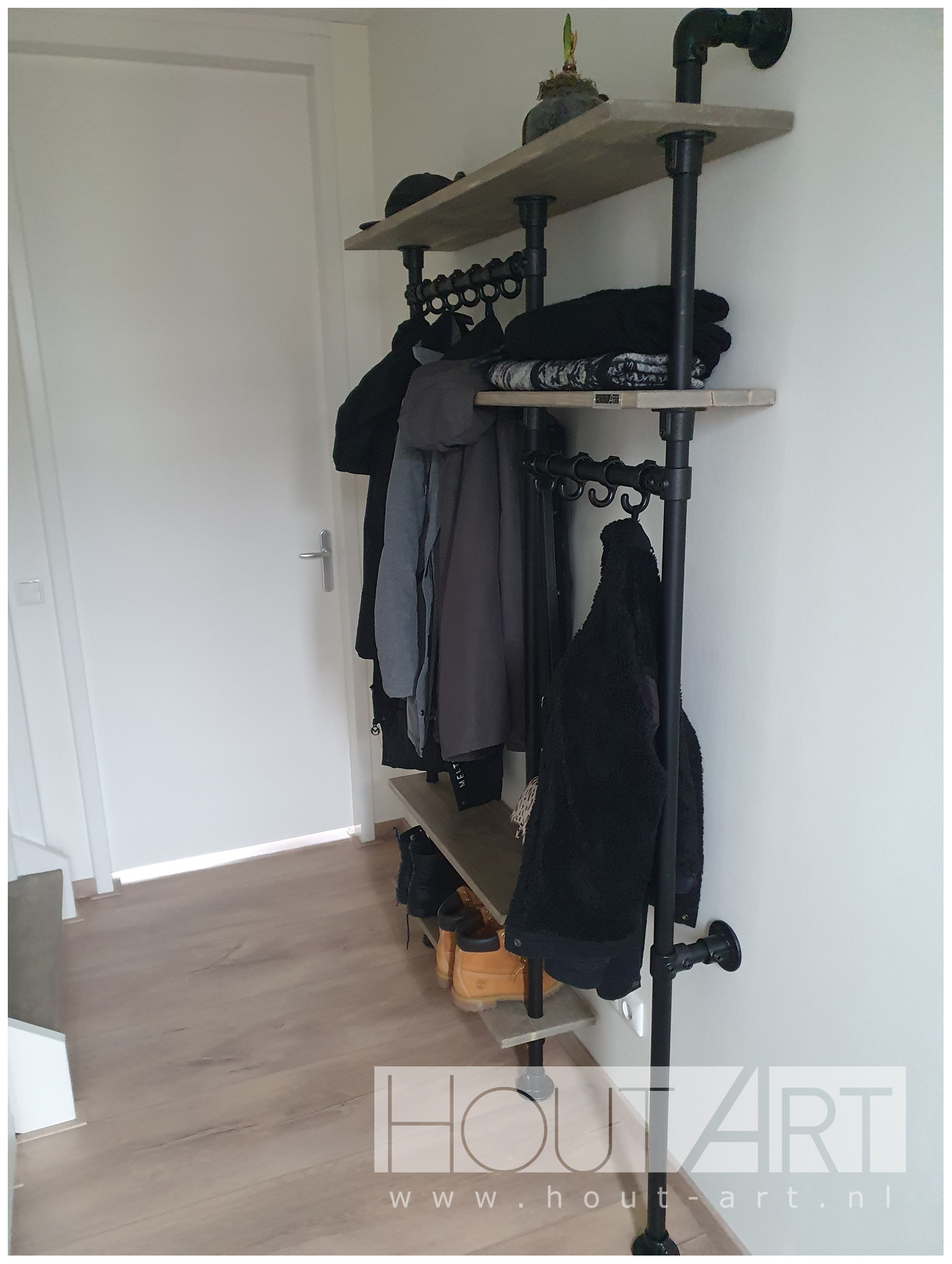 Kapstok staand zwarte steigerbuis met steigerhout schoenenplank en legplank van Hout-Art. Industrieel, steigerbuizen, zwart, gepoedercoat, modern, haakjes, houtart.