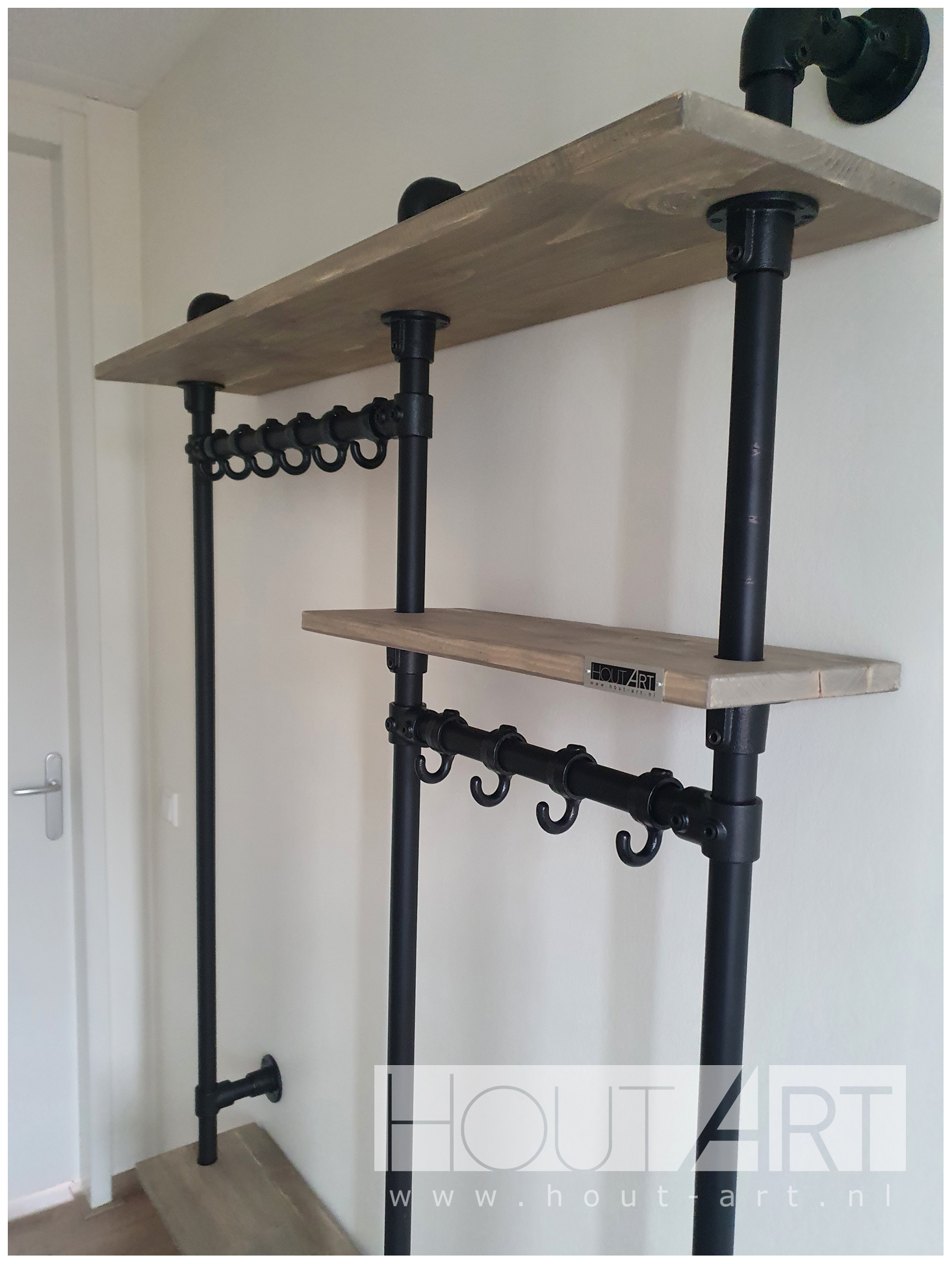 Kapstok staand zwarte steigerbuis met steigerhout schoenenplank en legplank van Hout-Art. Industrieel, steigerbuizen, zwart, gepoedercoat, modern, haakjes, houtart.