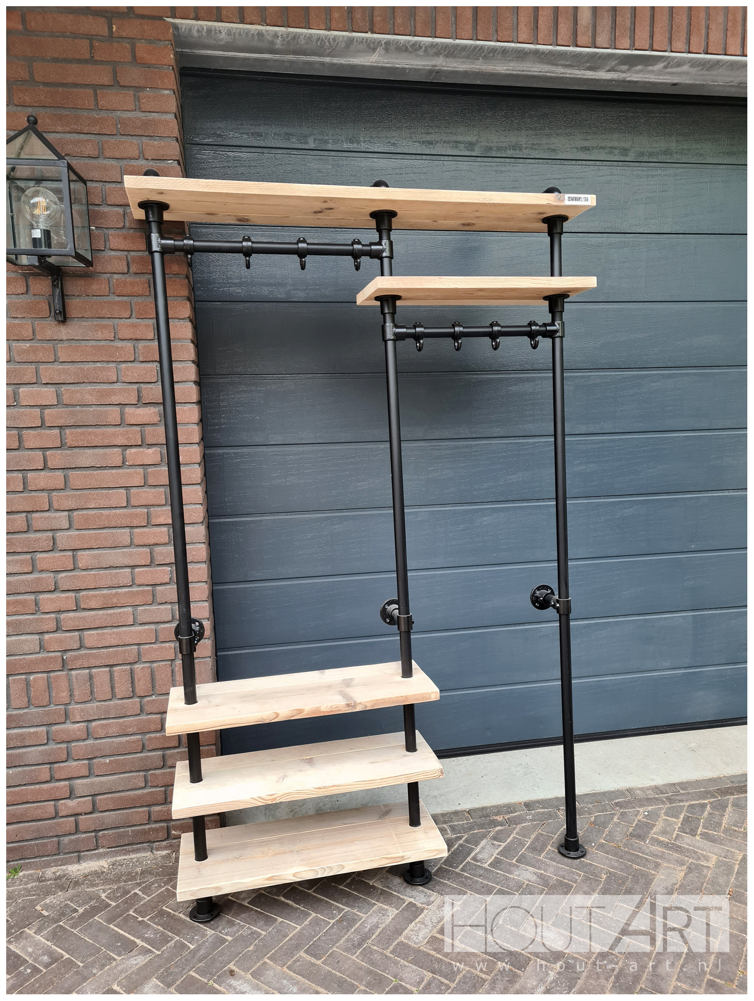 Kapstok staand zwarte steigerbuis met steigerhout schoenenplank en legplank van Hout-Art. Industrieel, steigerbuizen, zwart, gepoedercoat, modern, haakjes, houtart.