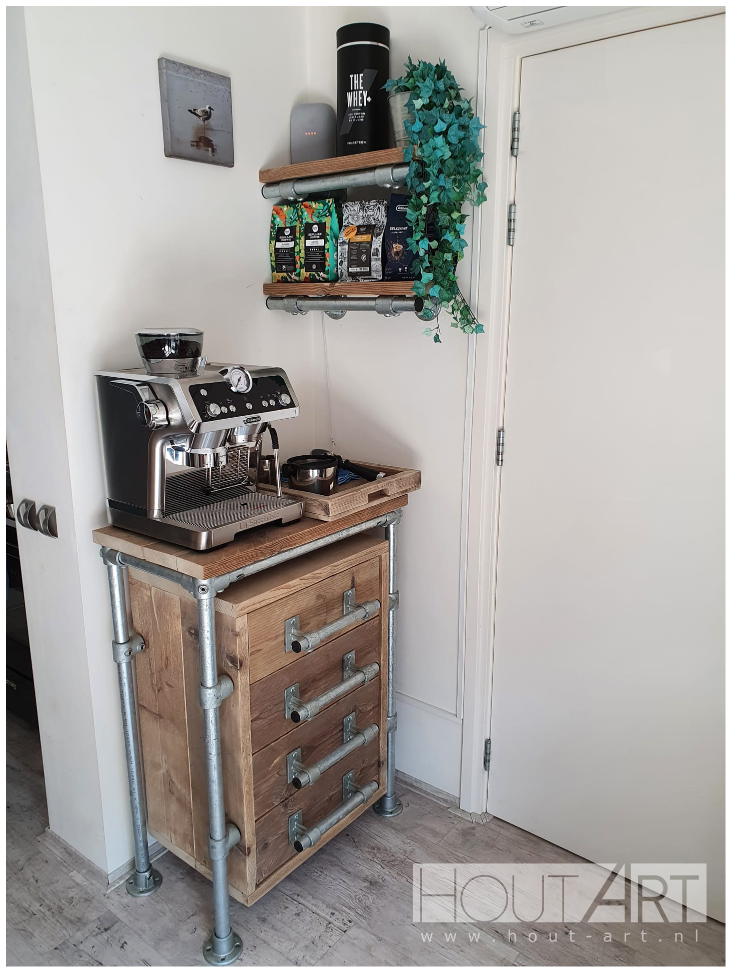 Wandplank verzinkte steigerbuis modern met steigerhout van Hout-Art. steigerbuizen, industrieel, verzonken, houtart, zwart, modern, wandplanken, plank, decoratie.