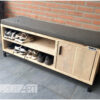 Schoenenrek stalen onderframe deur en open vakken steigerhout van Hout-Art. zwart, gepoedercoat, poedercoating, zwarte, industrieel.