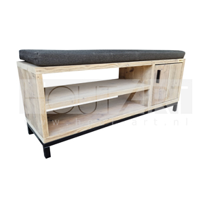 Schoenenrek stalen onderframe deur en open vakken met steigerhout