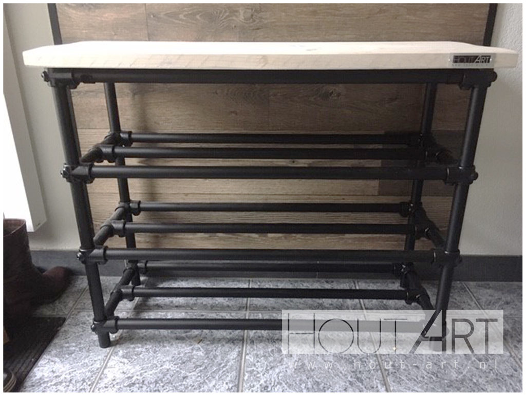 Schoenenrek zwarte steigerbuis legpanken met steigerhout van Hout-Art. Industrieel, steigerbuizen, schoenenkast, kast, opbergkast, houtart.