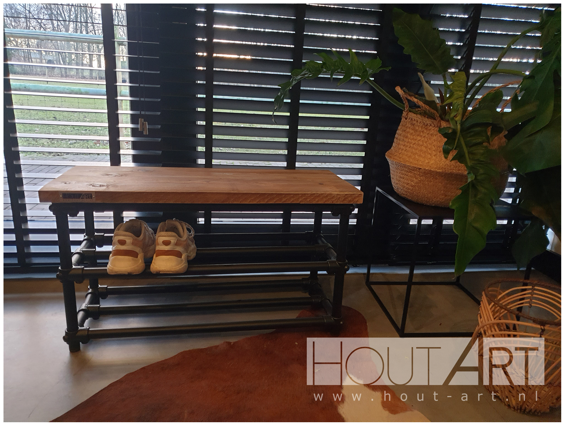 Schoenenrek zwarte steigerbuis legpanken met steigerhout van Hout-Art. Industrieel, steigerbuizen, schoenenkast, kast, opbergkast, houtart.