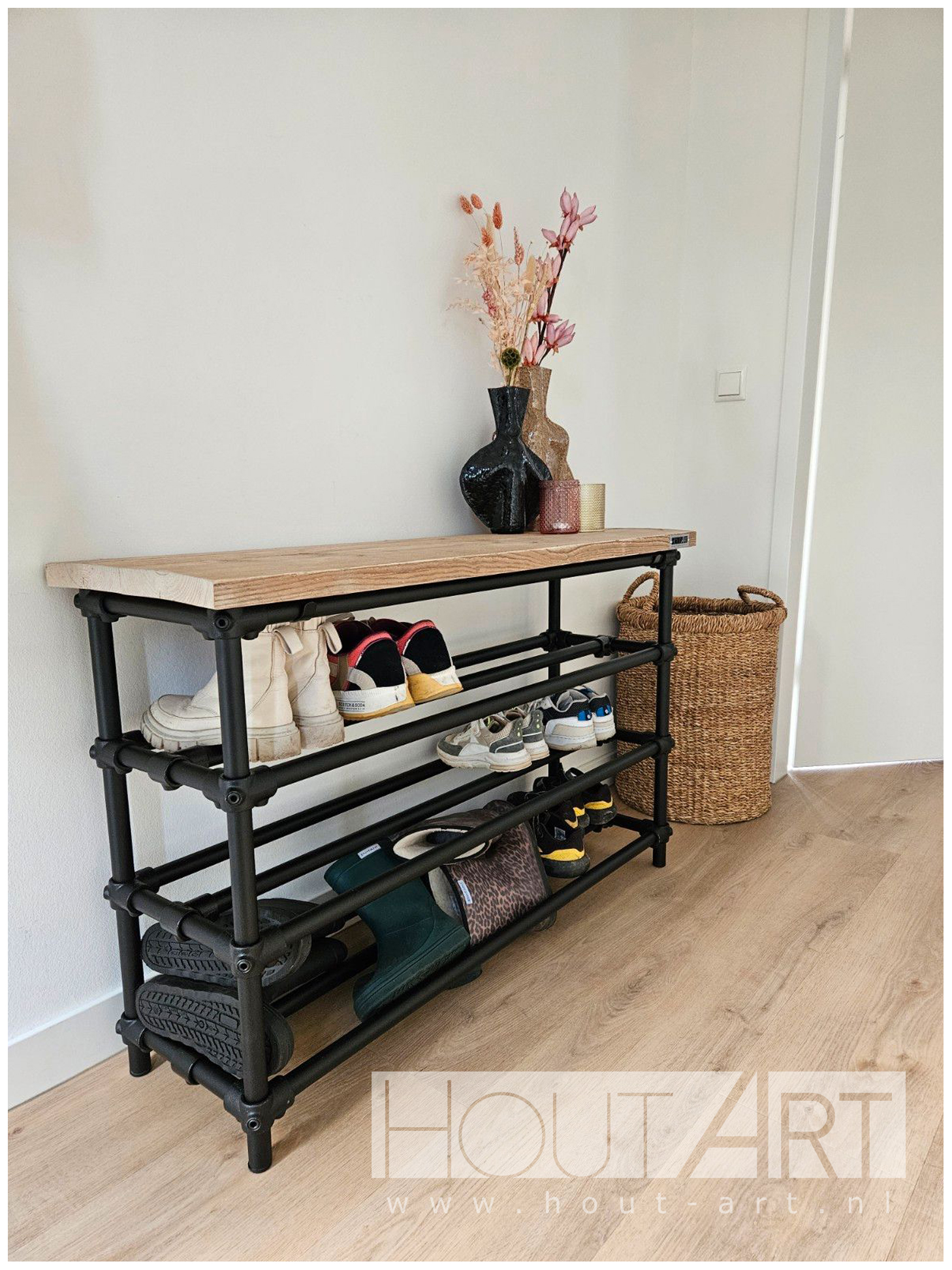 Schoenenrek zwarte steigerbuis met steigerhout bovenblad van Hout-Art. steigerbuizen, zwart, gepoedercoat, industrieel.