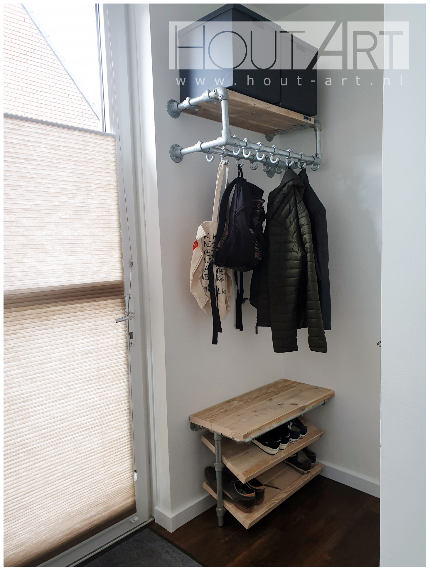 Schoenenrek zwarte steigerbuis Mura met steigerhout van Hout-Art. Industrieel, zwart, steigerbuizen, steigerhouten, schoenenkast, houtart.