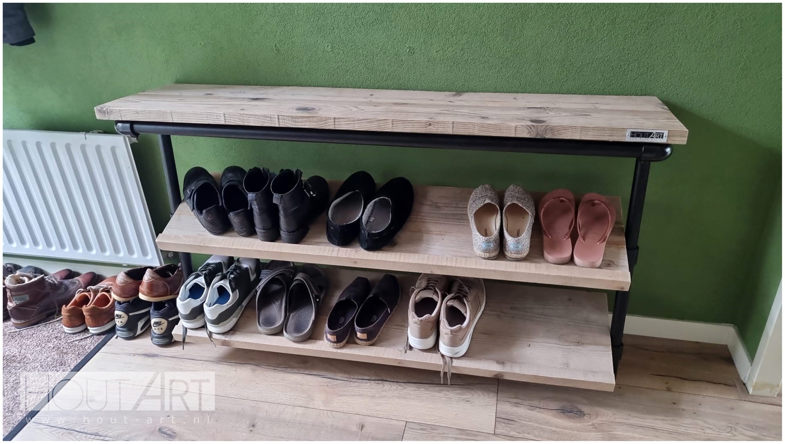 Schoenenrek zwarte steigerbuis Mura met steigerhout van Hout-Art. Industrieel, zwart, steigerbuizen, steigerhouten, schoenenkast, houtart.