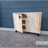 Schoenenkast zwarte steigerbuis op pootjes met steigerhout van Hout-Art. Industrieel, steigerbuizen, schoenenrek, kast, opbergkast, houtart.