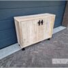 Schoenenkast zwarte steigerbuis op pootjes met steigerhout van Hout-Art. Industrieel, steigerbuizen, schoenenrek, kast, opbergkast, houtart.