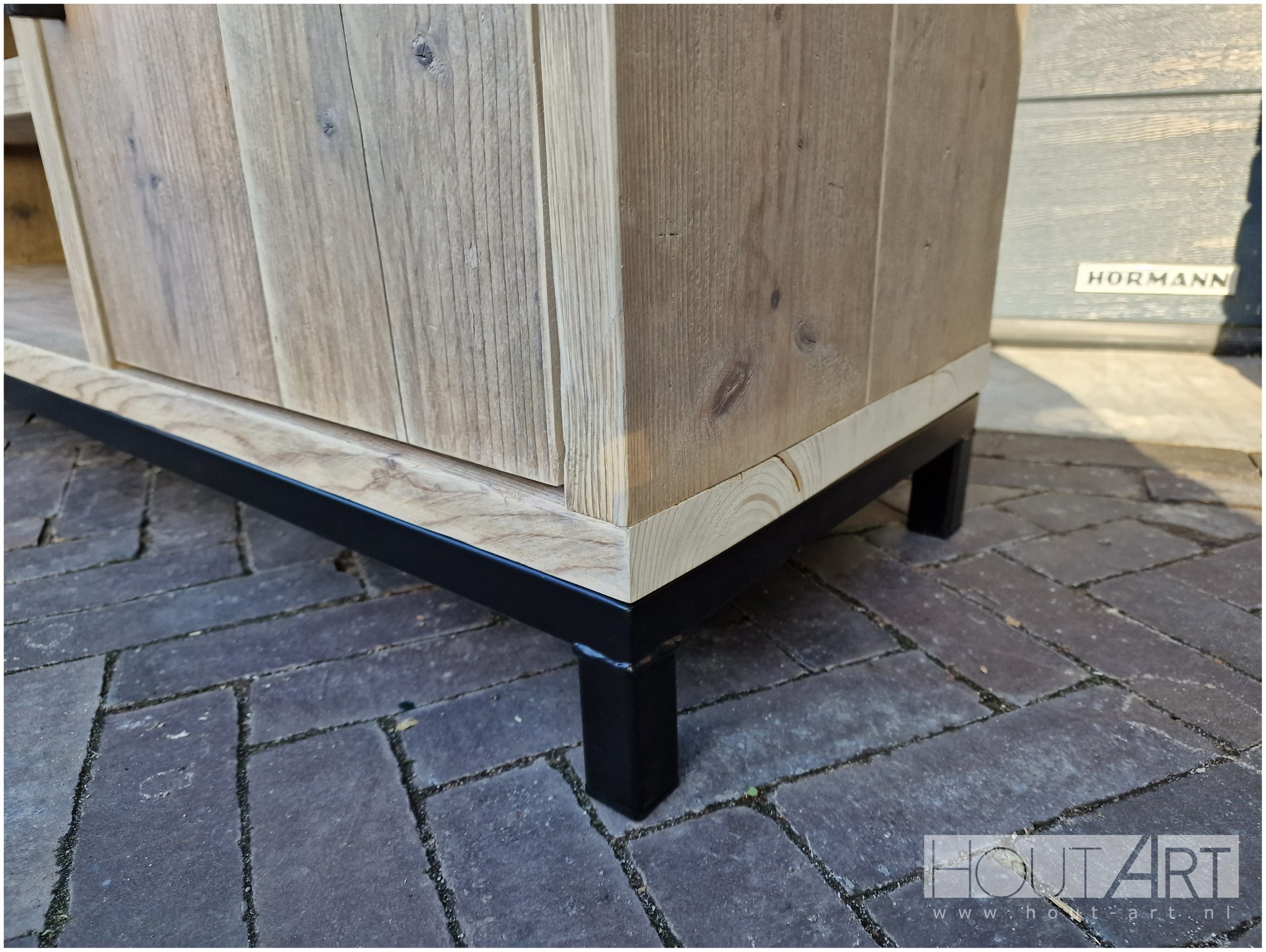 Schoenenrek stalen onderframe deur en open vakken steigerhout van Hout-Art. zwart, gepoedercoat, poedercoating, zwarte, industrieel.