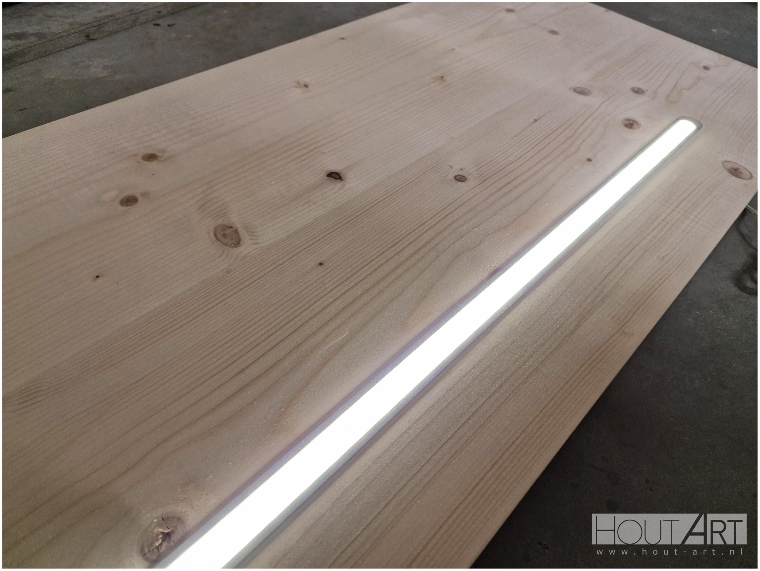 Wandplank steigerhout met onzichtbare bevestiging incl. led strip van Hout-Art.
