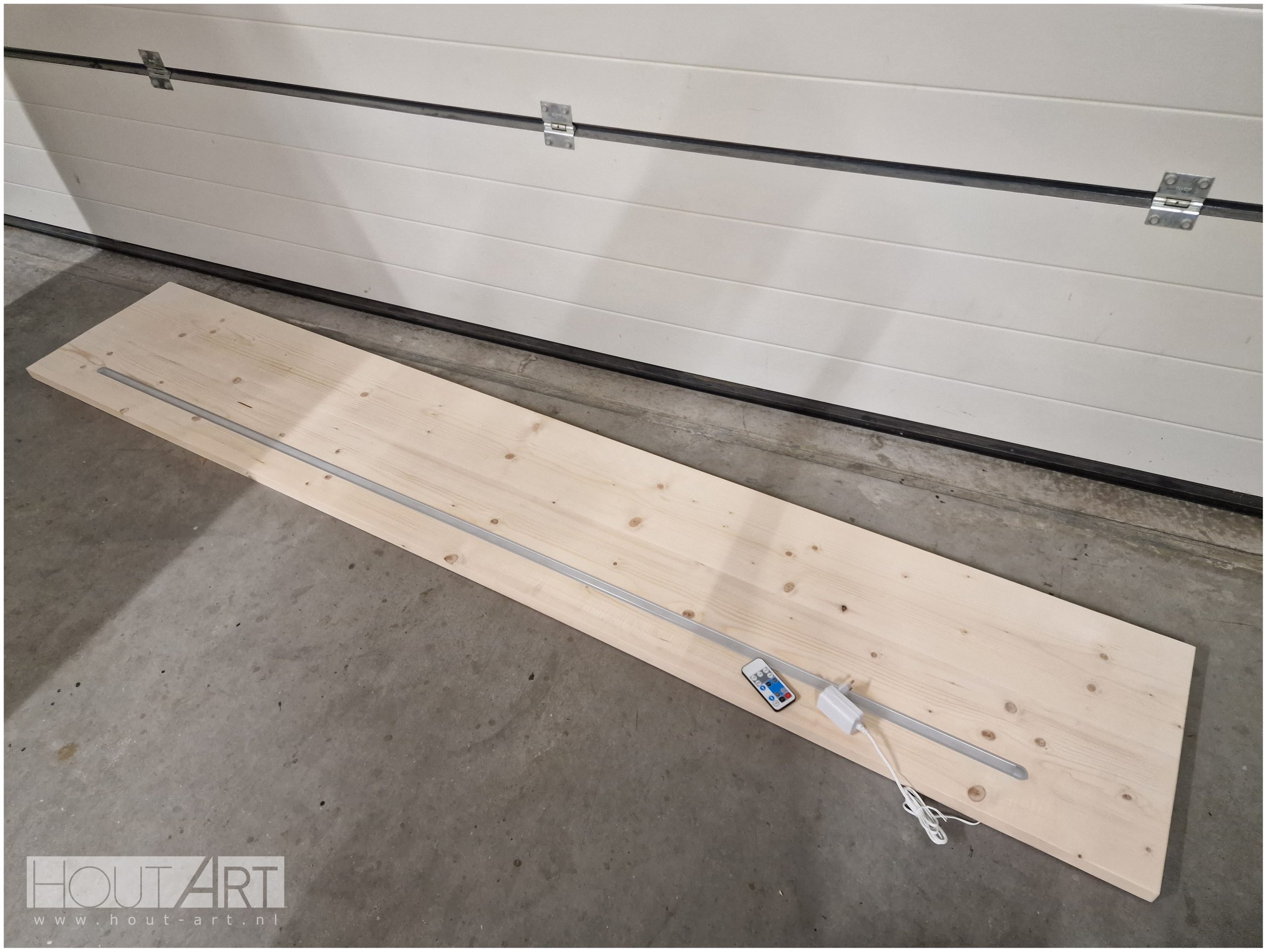Wandplank steigerhout met onzichtbare bevestiging incl. led strip van Hout-Art.