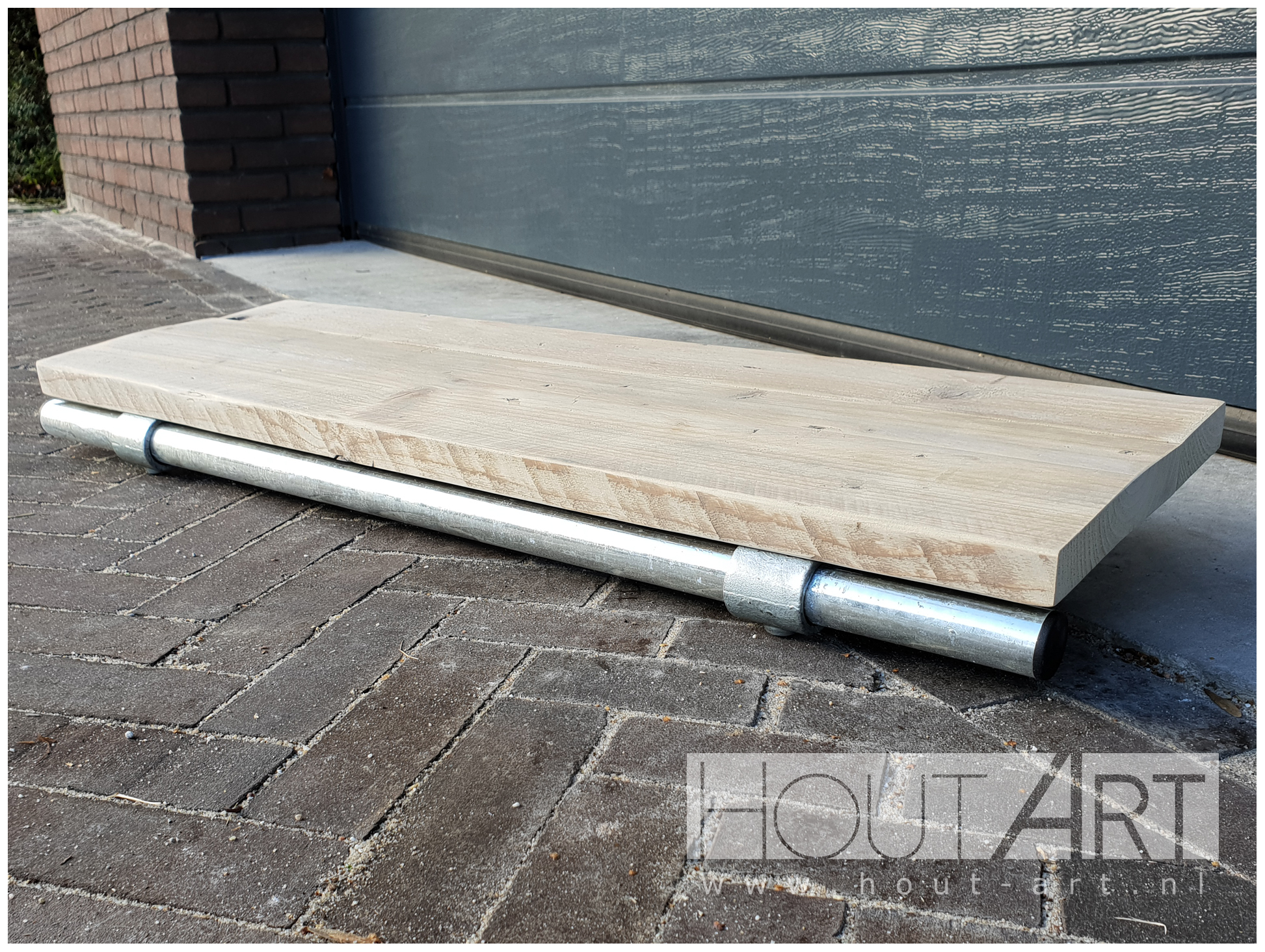 Wandplank verzinkte steigerbuis modern met steigerhout van Hout-Art. steigerbuizen, industrieel, verzonken, houtart, zwart, modern, wandplanken, plank, decoratie.