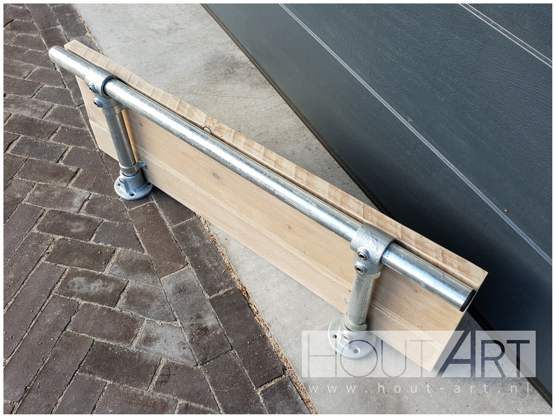 Wandplank verzinkte steigerbuis modern met steigerhout van Hout-Art. steigerbuizen, industrieel, verzonken, houtart, zwart, modern, wandplanken, plank, decoratie.