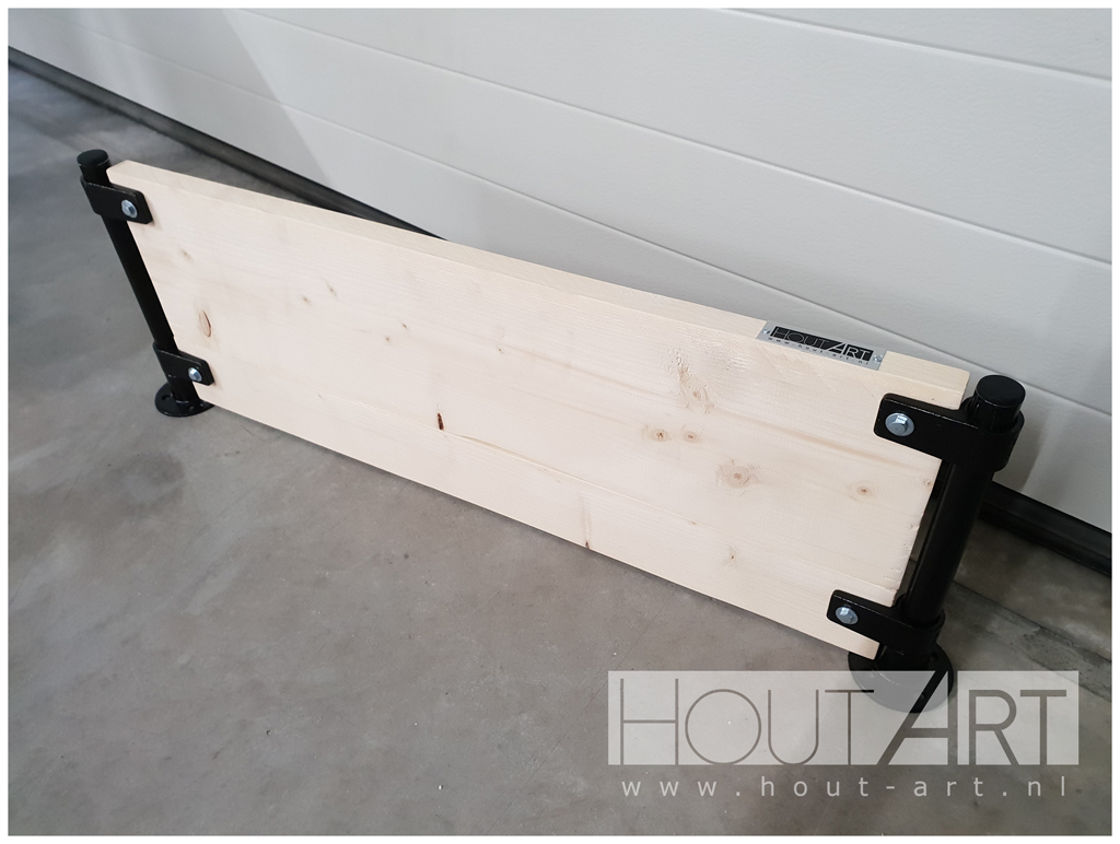 Wandplank zwarte steigerbuis zijbevestiging met steigerhout van Hout-Art. steigerbuizen, industrieel, verzonken, houtart, zwart, modern, wandplanken, plank, decoratie.