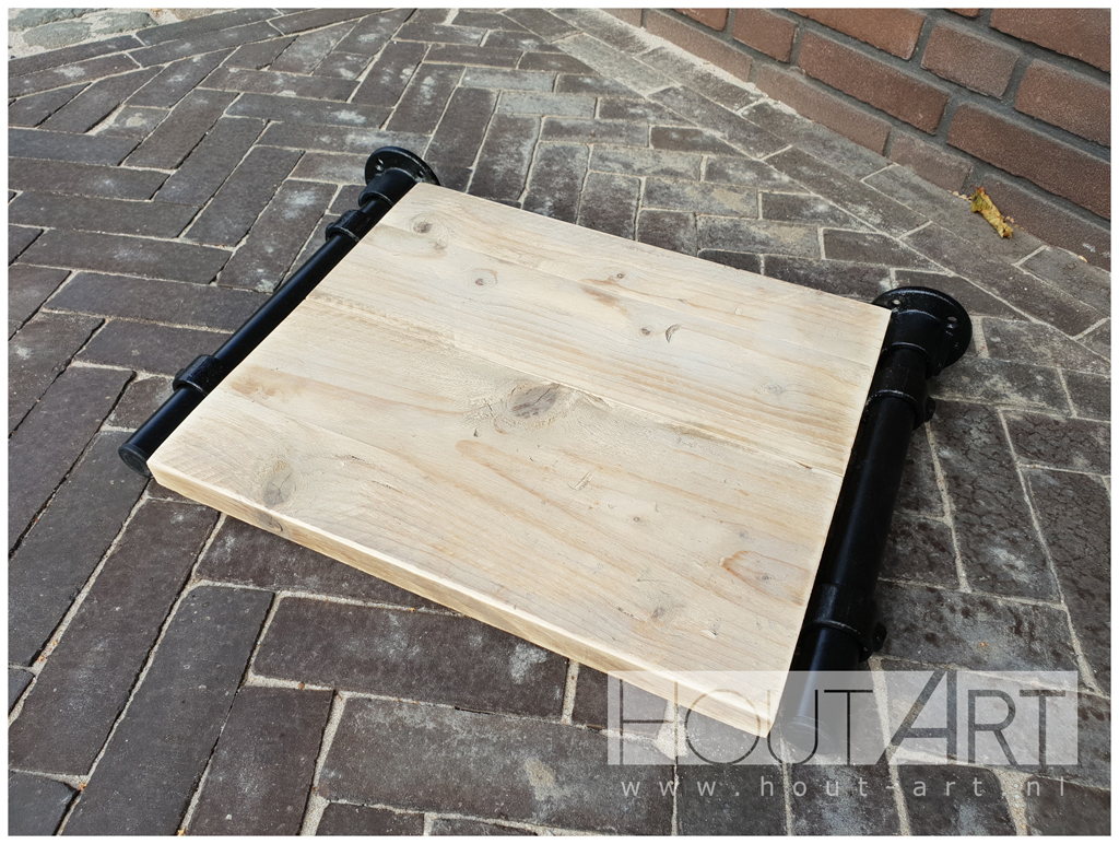 Wandplank zwarte steigerbuis zijbevestiging met steigerhout van Hout-Art. steigerbuizen, industrieel, verzonken, houtart, zwart, modern, wandplanken, plank, decoratie.
