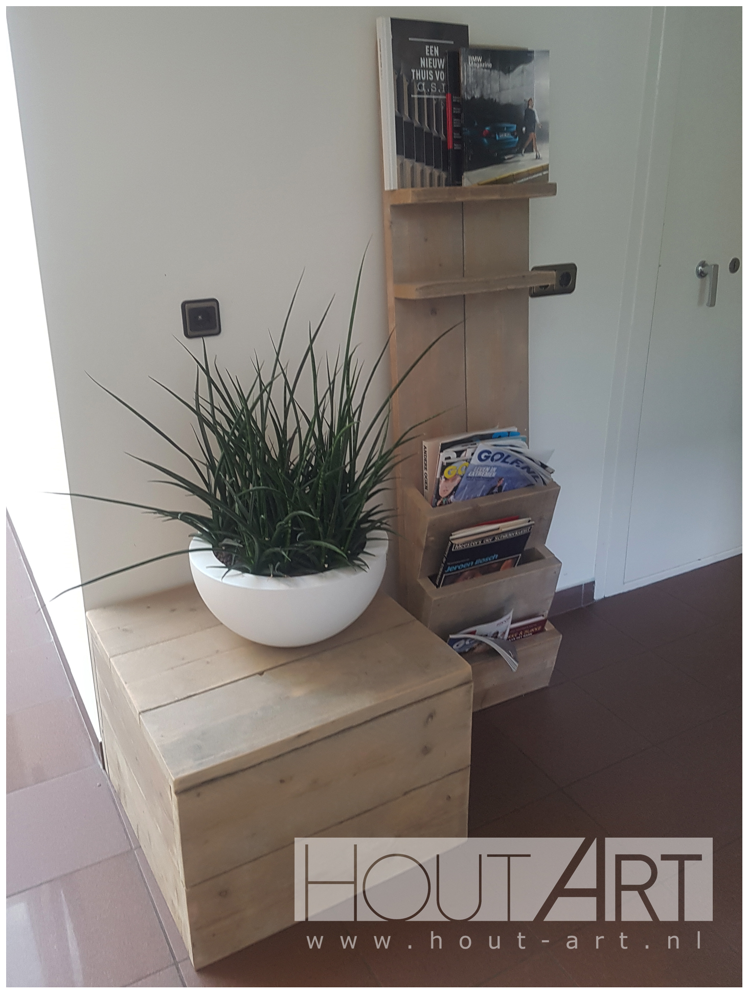 Wandrek fotobord tijdschriftenvak steigerhout van Hout-Art. foto's, wandbord, plankjes, wandplank, gebruikt hout, houtart.