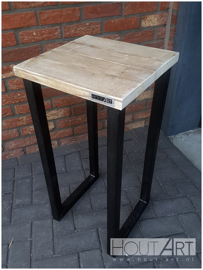 Zuil sokkel stalen u-poot met steigerhout van Hout-Art. gebruikt hout, decoratie, plantenzuil, houtart. staal, zwart, gepoedercoat, poedercoating.