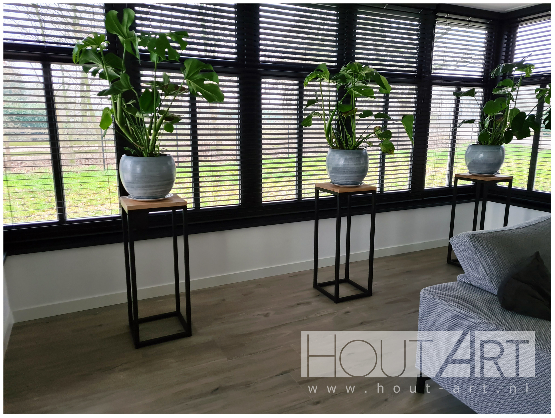 Zuil sokkel stalen kubus frame met eiken van Hout-Art. zwart, gepoedercoat, hout, plantenzuil, decoratie, houtart.