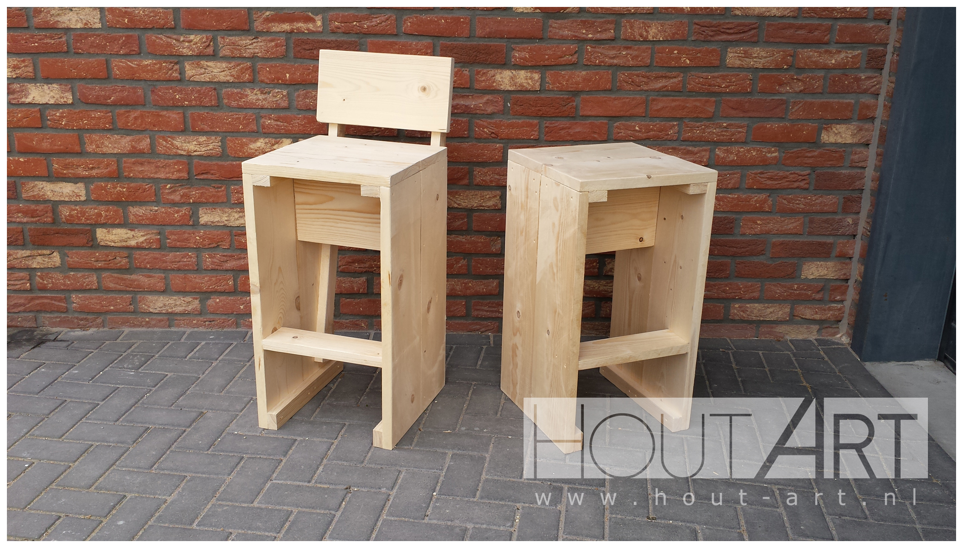 Barkruk new age met rugleuning Hout-Art. Barkrukken, bartafel, kantine, gebruikt hout, houtart.