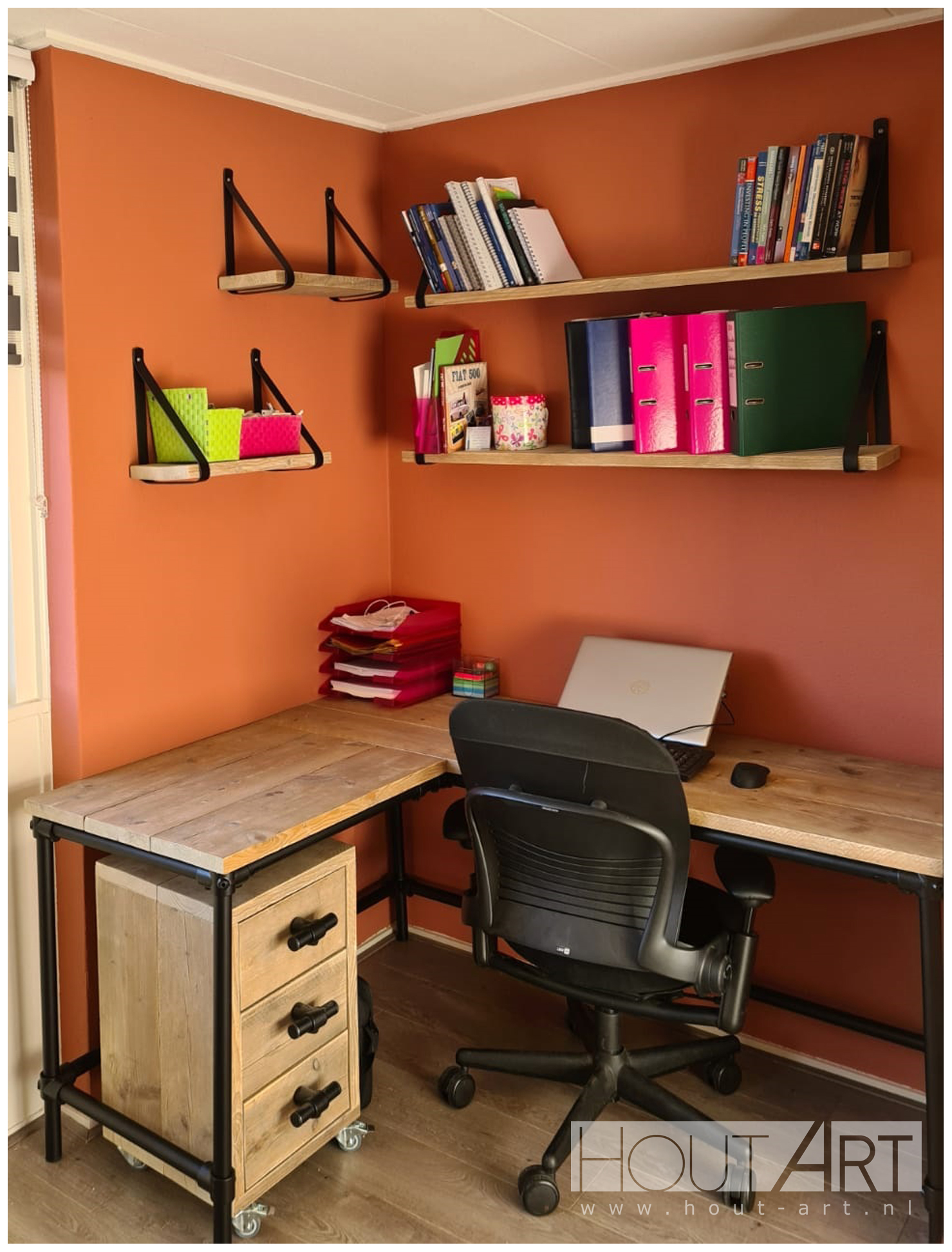 Bureau zwarte steigerbuis met steigerhout hoekbureau zwarte poedercoating van Hout-Art.